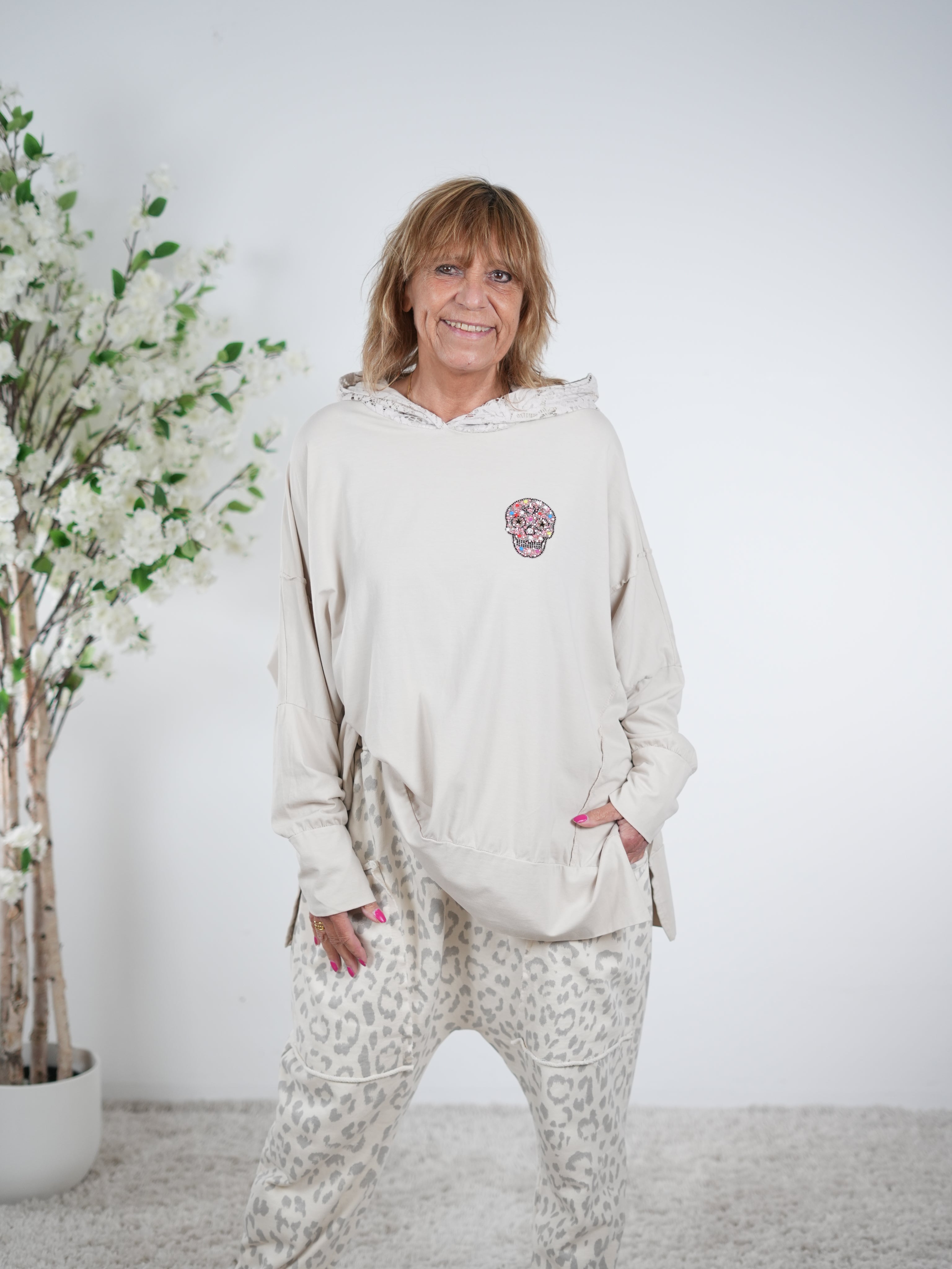 oversize Shirt mit Kapuze und Skull Patch One Size (ca Gr. 44 "oversize"-50) Beige