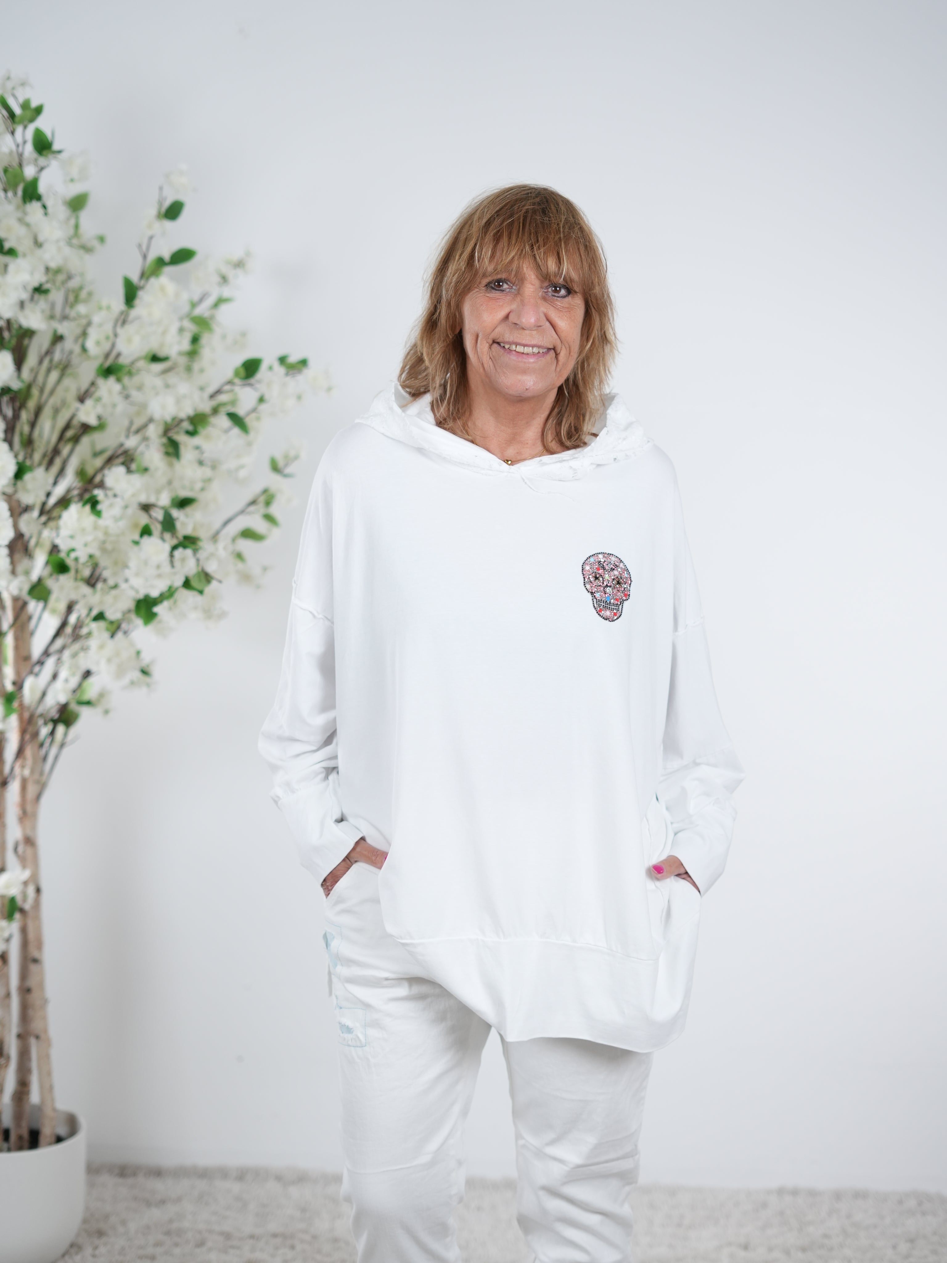 oversize Shirt mit Kapuze und Skull Patch One Size (ca Gr. 44 "oversize"-50) Weiß