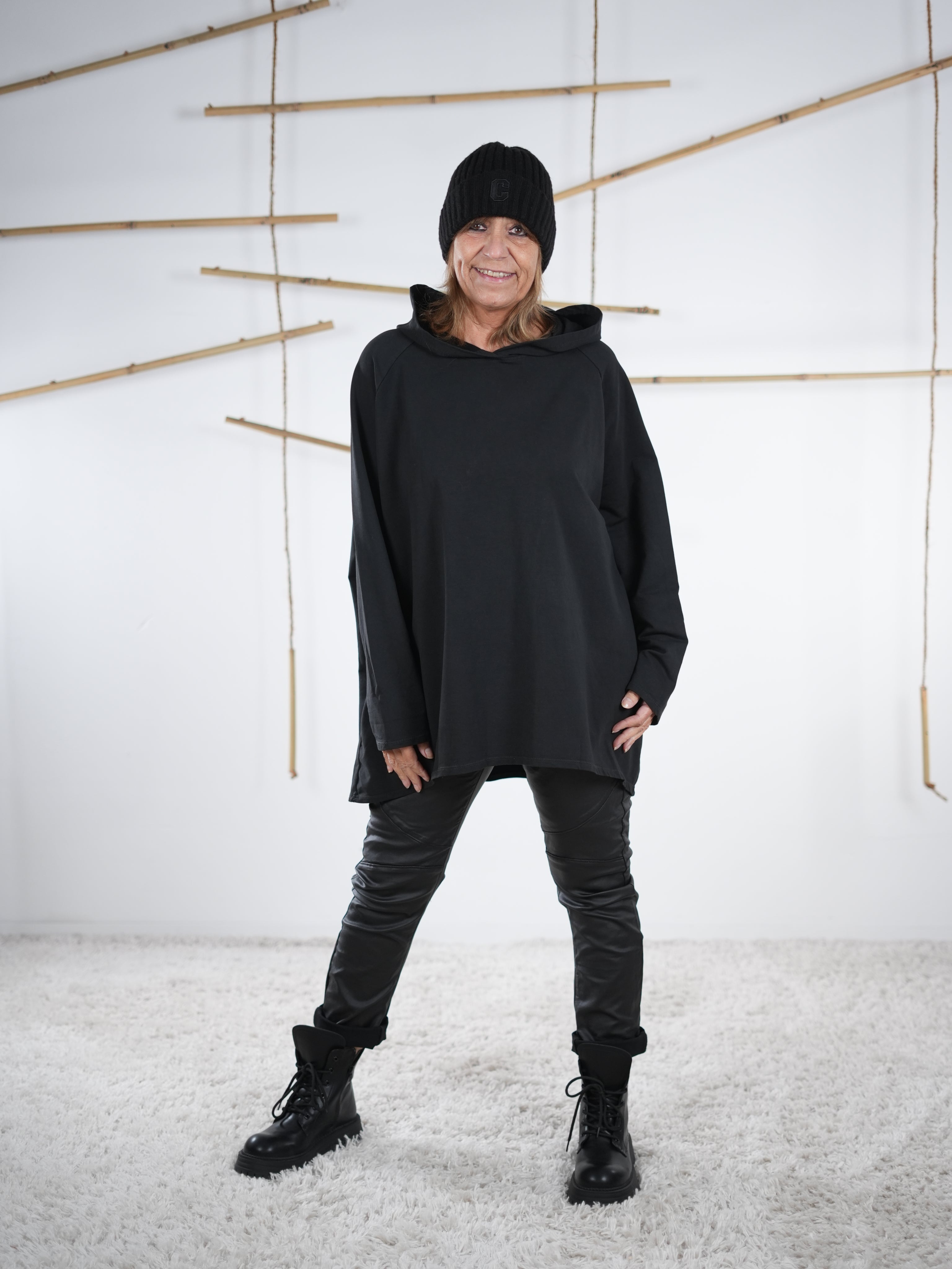 Locker geschnittenes schwarzes Sweatshirt mit Kapuze, Frontansicht