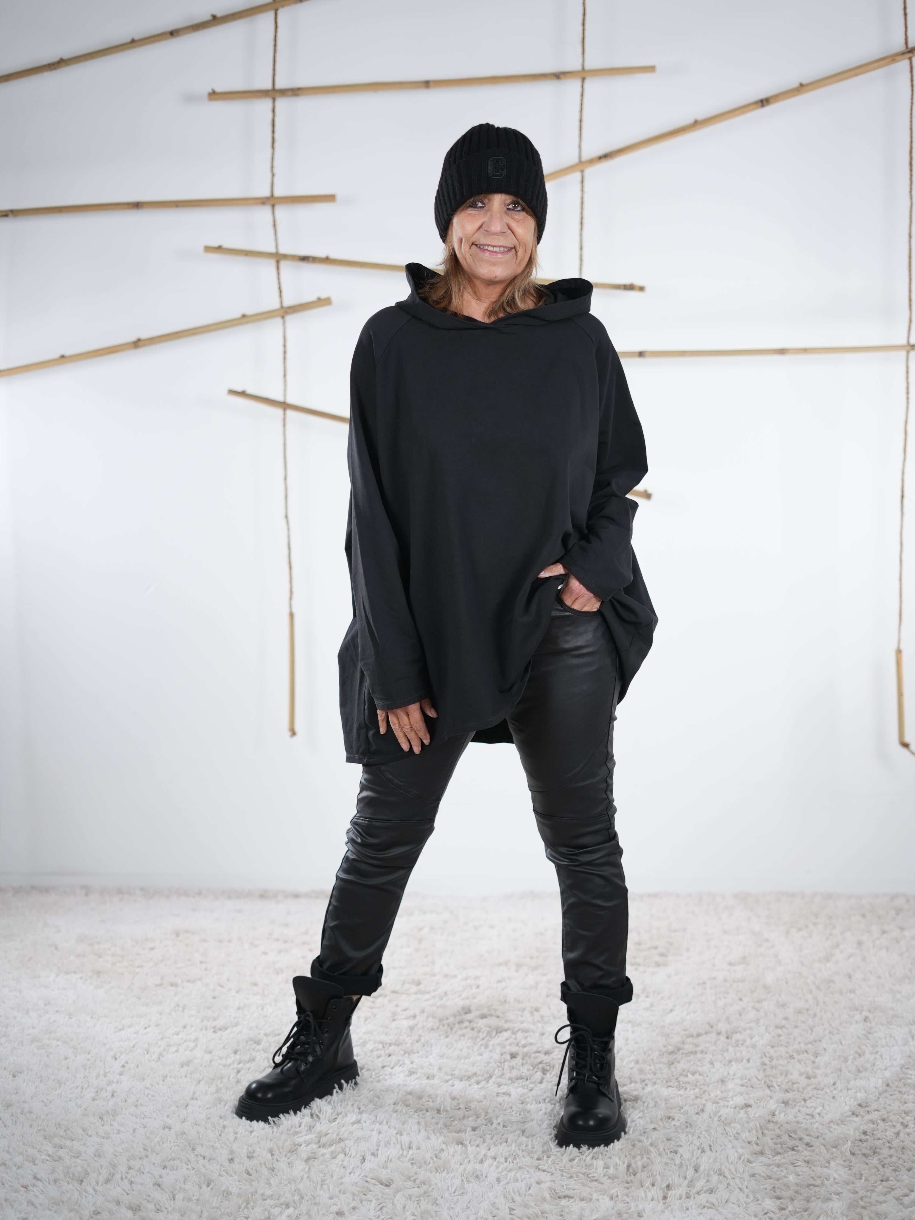 Schwarzes Oversize-Sweatshirt mit Kapuze, Vorderansicht
