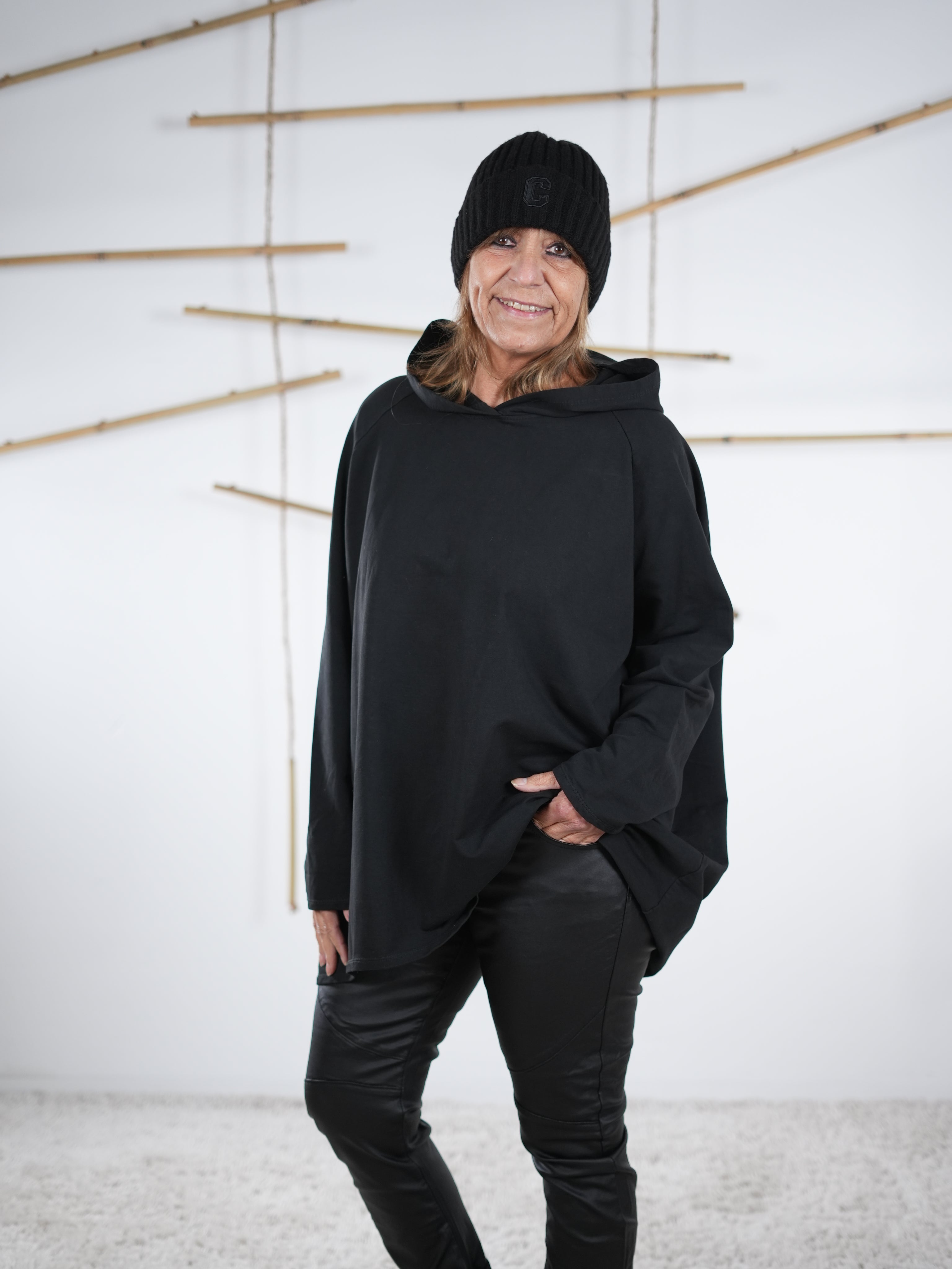 Schwarzes Oversize-Sweatshirt mit weitem Schnitt, Nahaufnahme vorne
