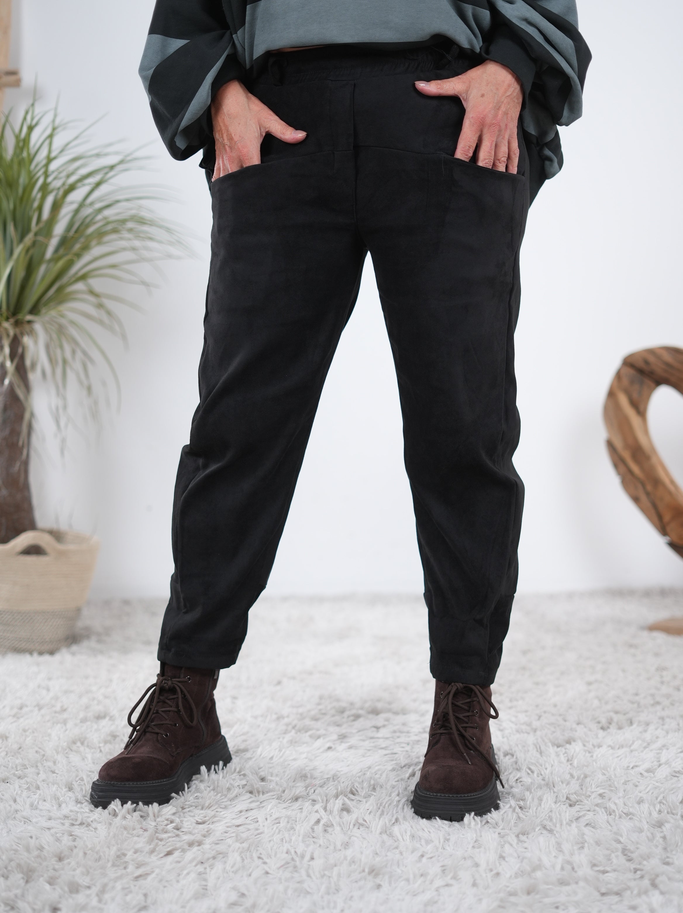 Pants in Veloursleder-Optik mit Gummibund Schwarz