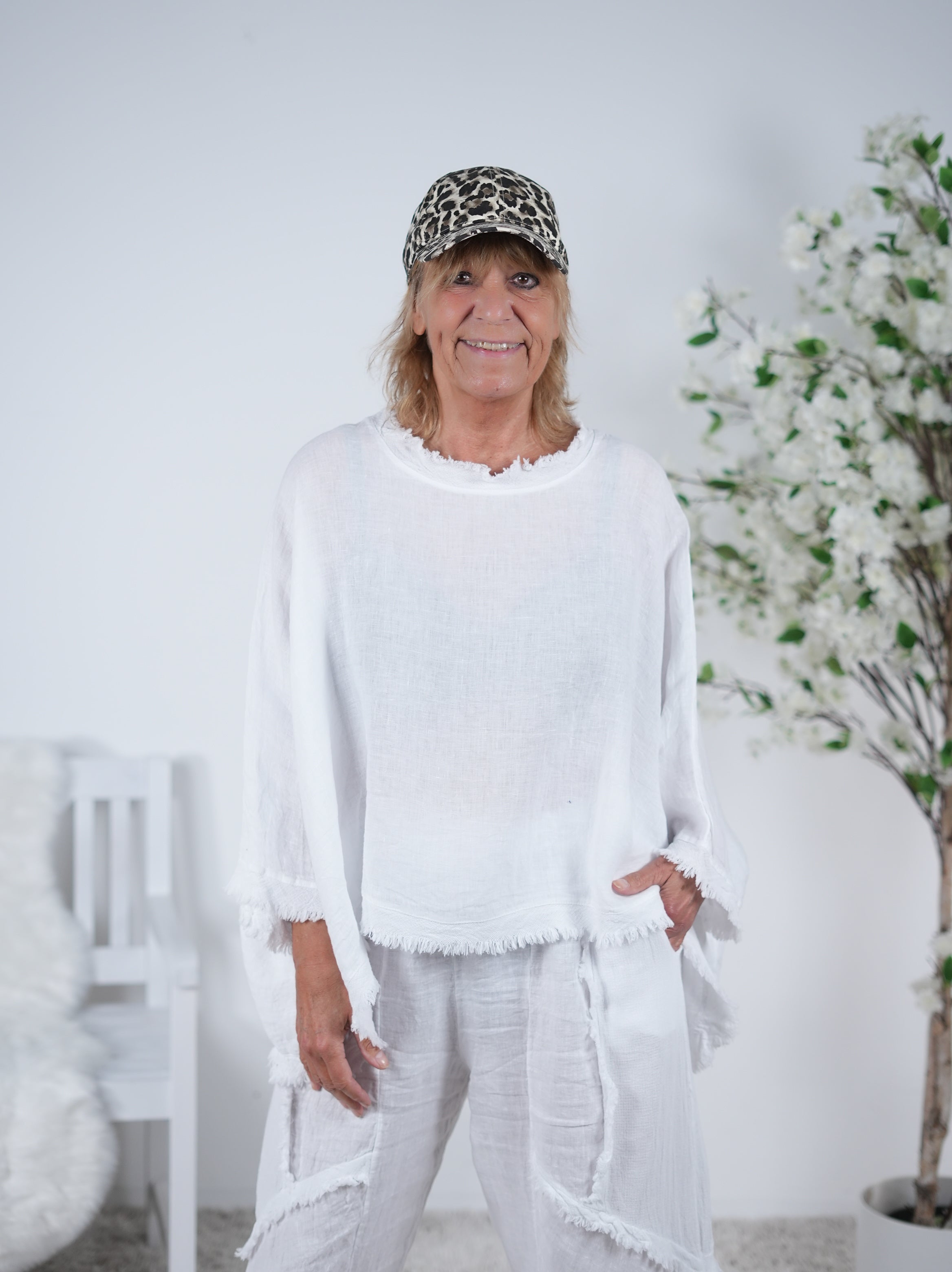 Poncho aus Leinen mit ausgefransten Abschlüssen Weiß
