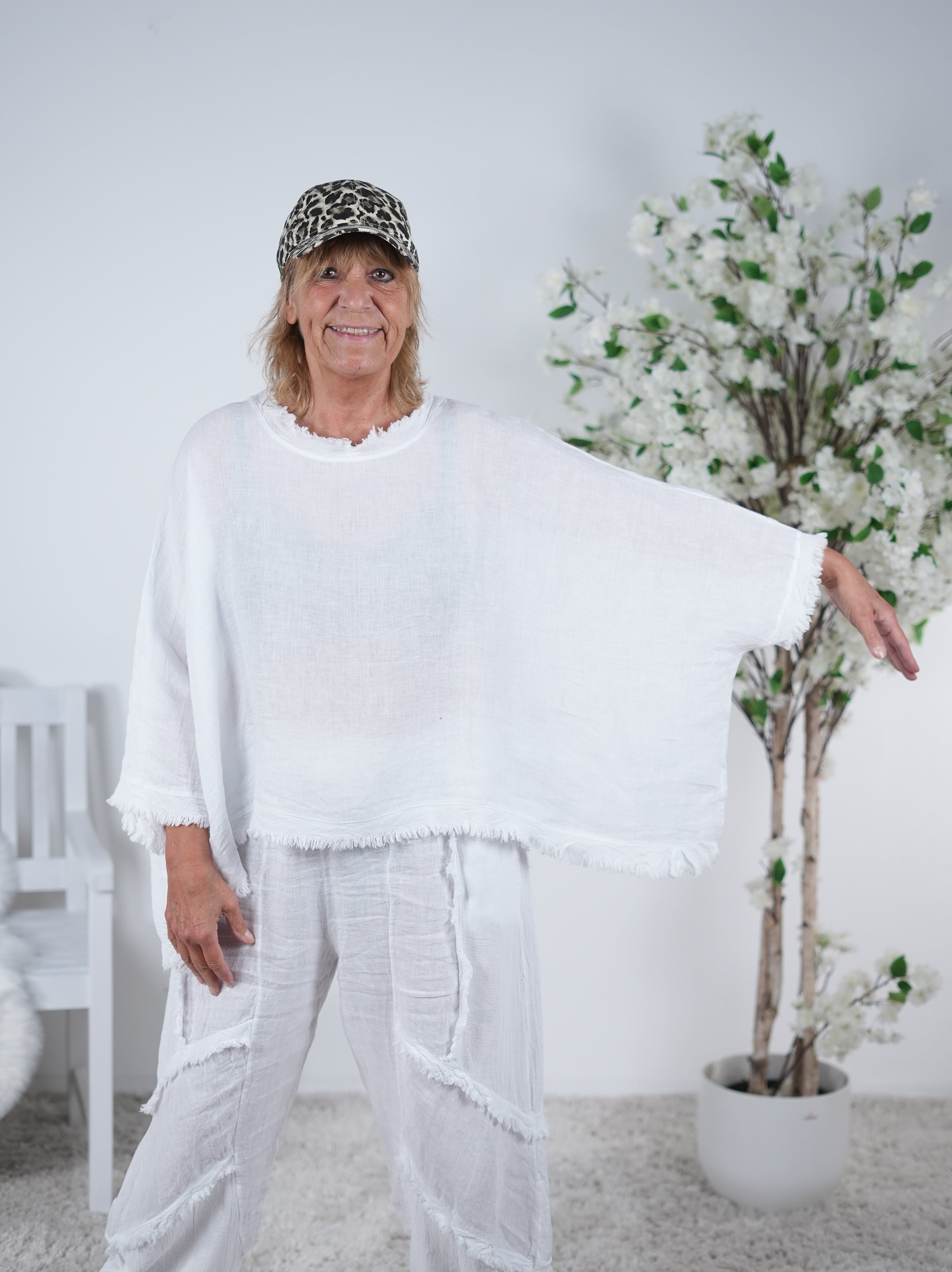 Poncho aus Leinen mit ausgefransten Abschlüssen