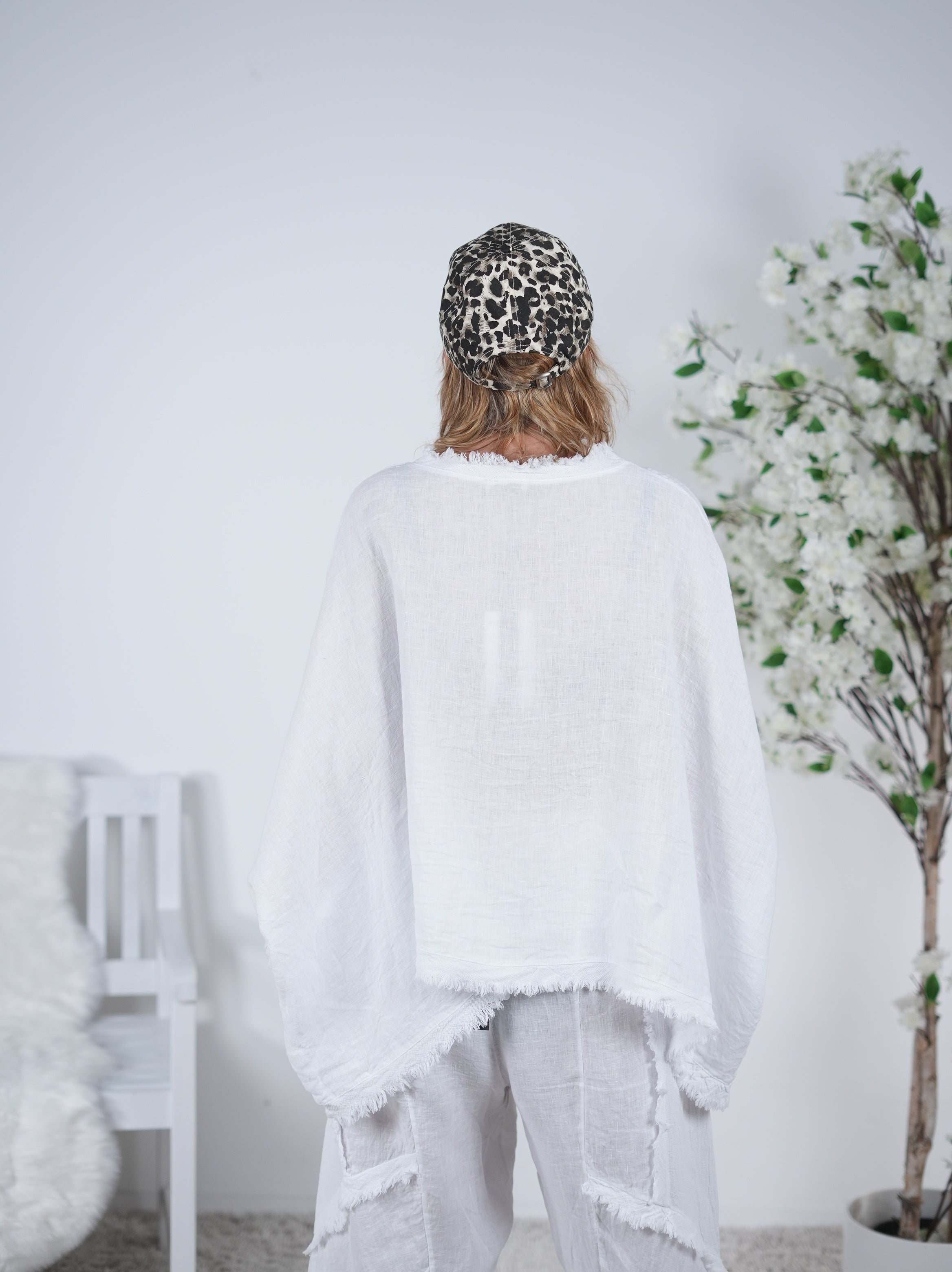 Poncho aus Leinen mit ausgefransten Abschlüssen