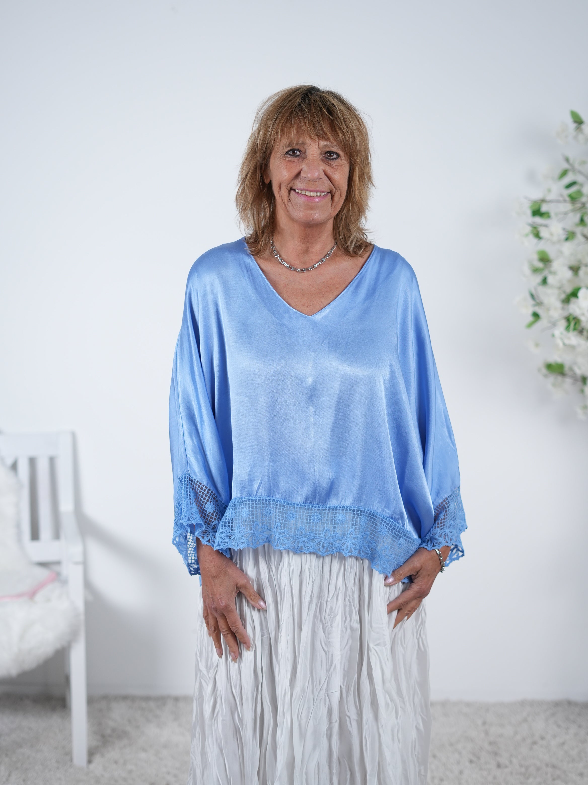 Satin Blusenshirt mit großem V-Ausschnitt One Size (ca Größe 38-44) Blau