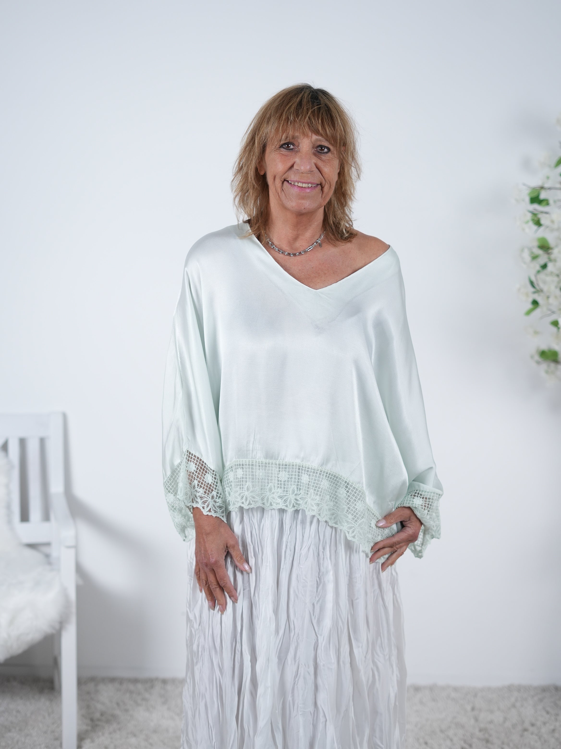 Satin Blusenshirt mit großem V-Ausschnitt One Size (ca Größe 38-44) Türkis