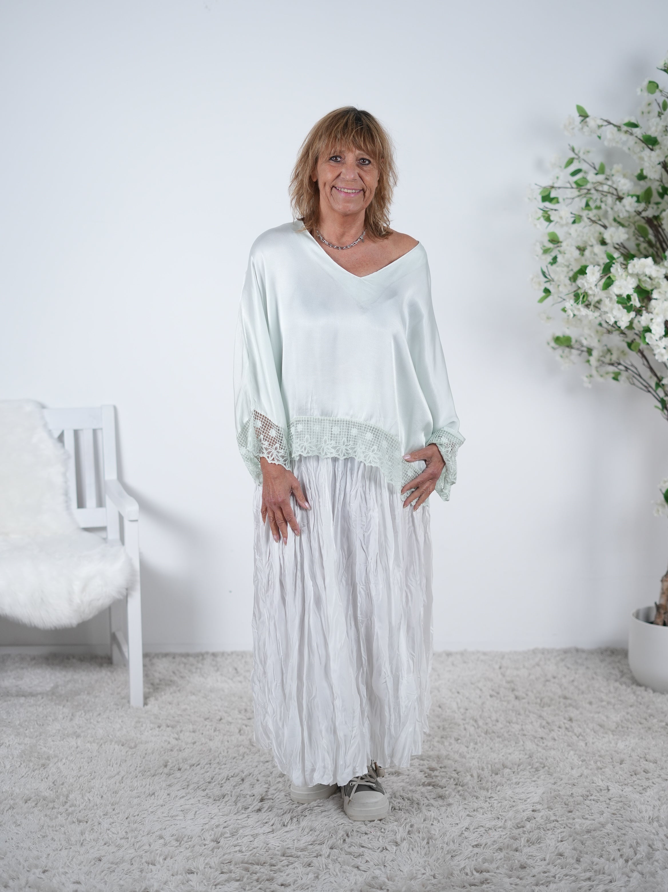 Satin Blusenshirt mit großem V-Ausschnitt