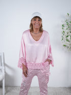 Satin Blusenshirt mit großem V-Ausschnitt