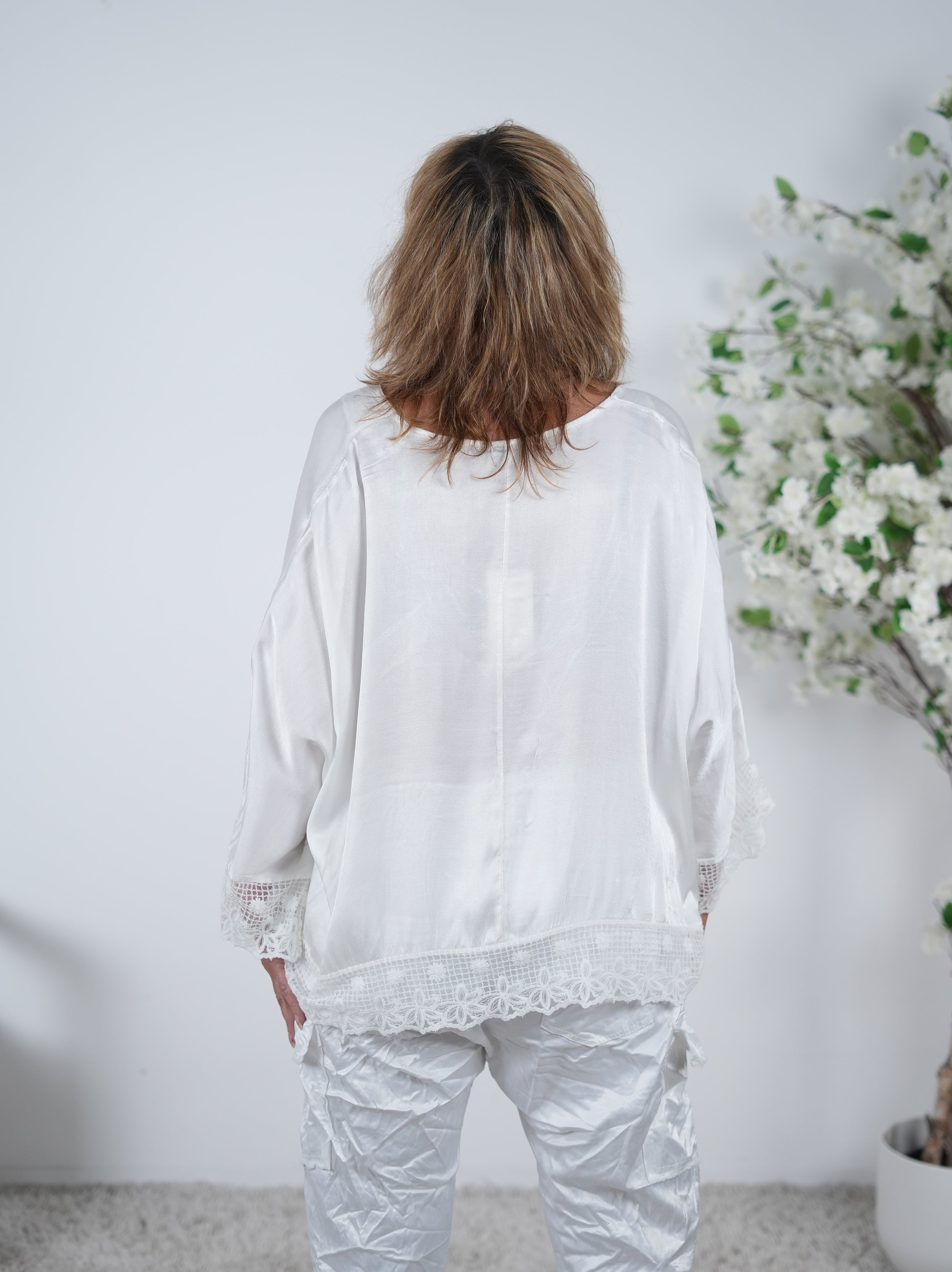 Satin Blusenshirt mit großem V-Ausschnitt