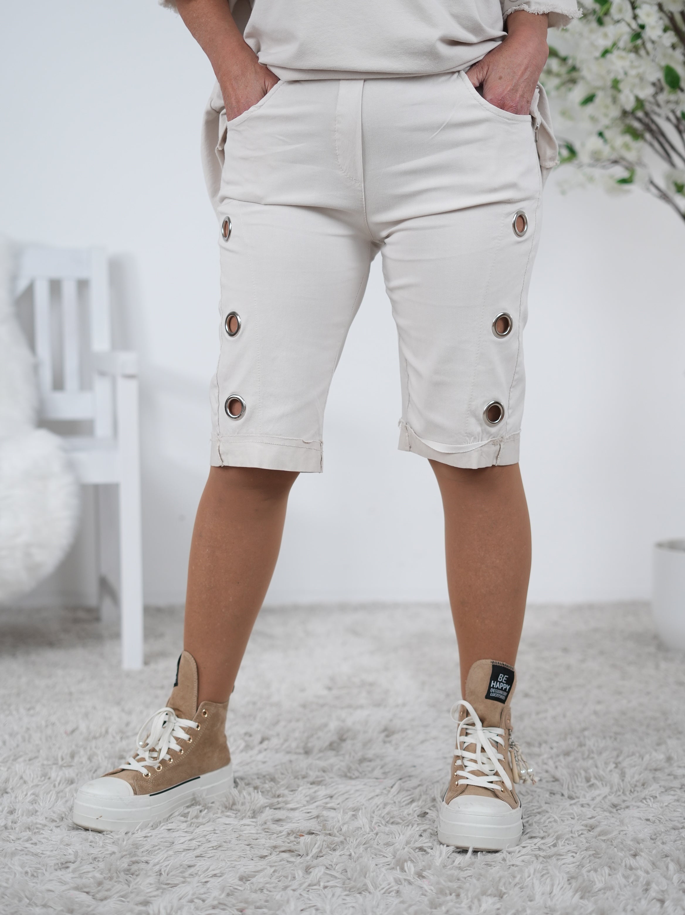 Bequeme Short mit seitlichen Ösen Beige