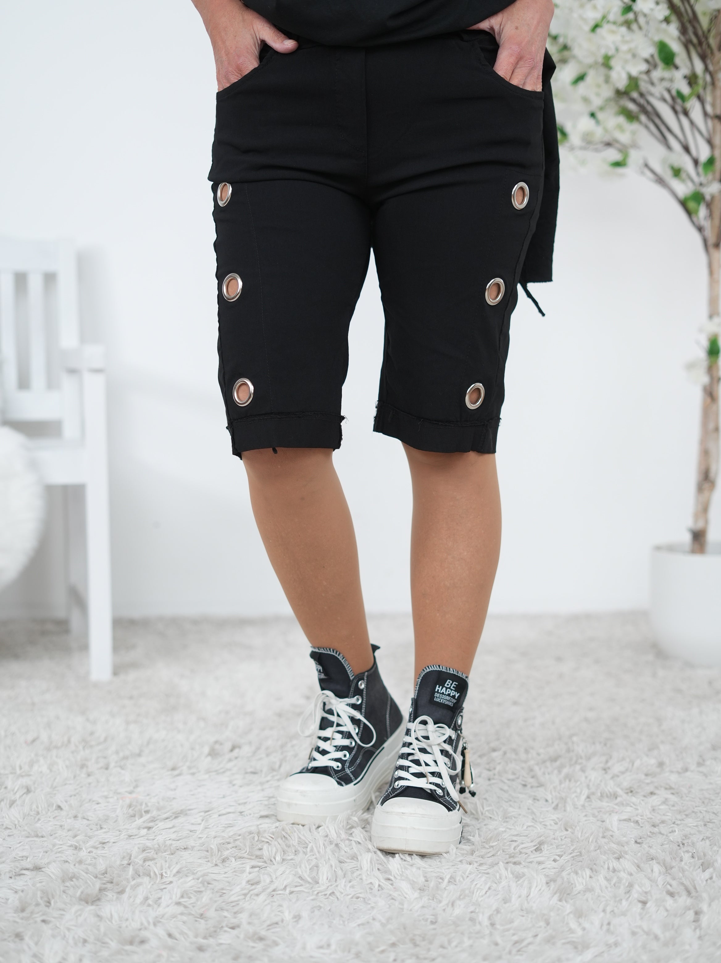 Bequeme Short mit seitlichen Ösen Schwarz