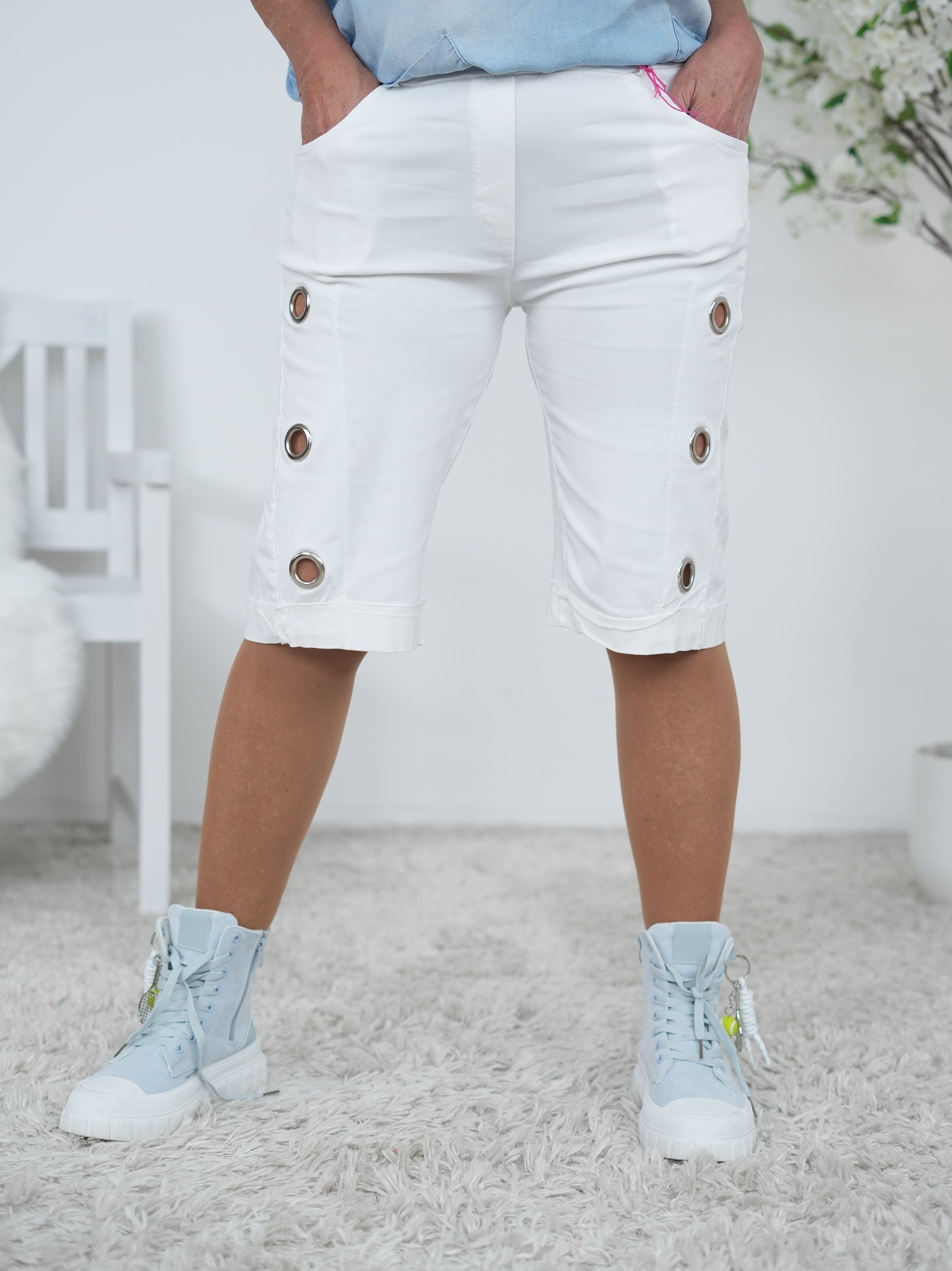 Bequeme Short mit seitlichen Ösen