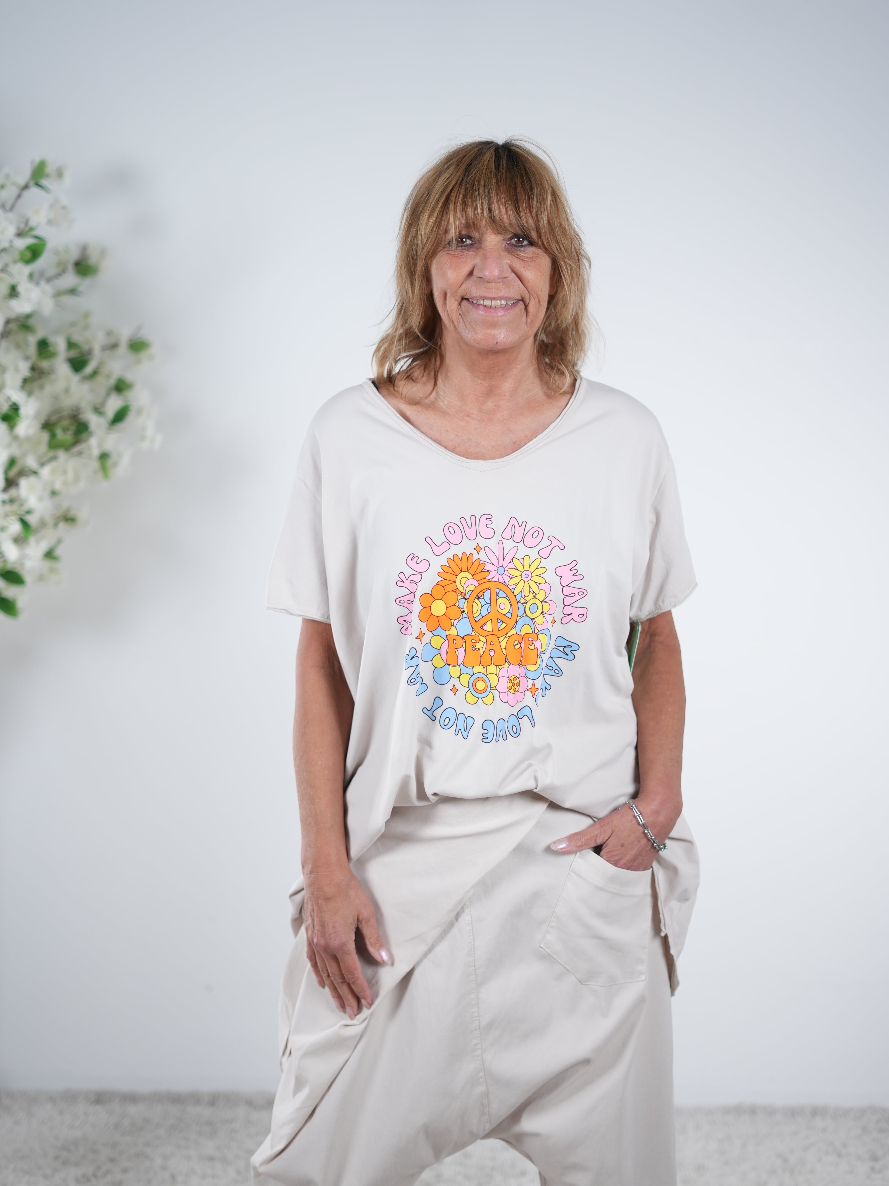 Shirt mit buntem Peace Schriftzug One Size (ca Größe 38 40-44) Beige