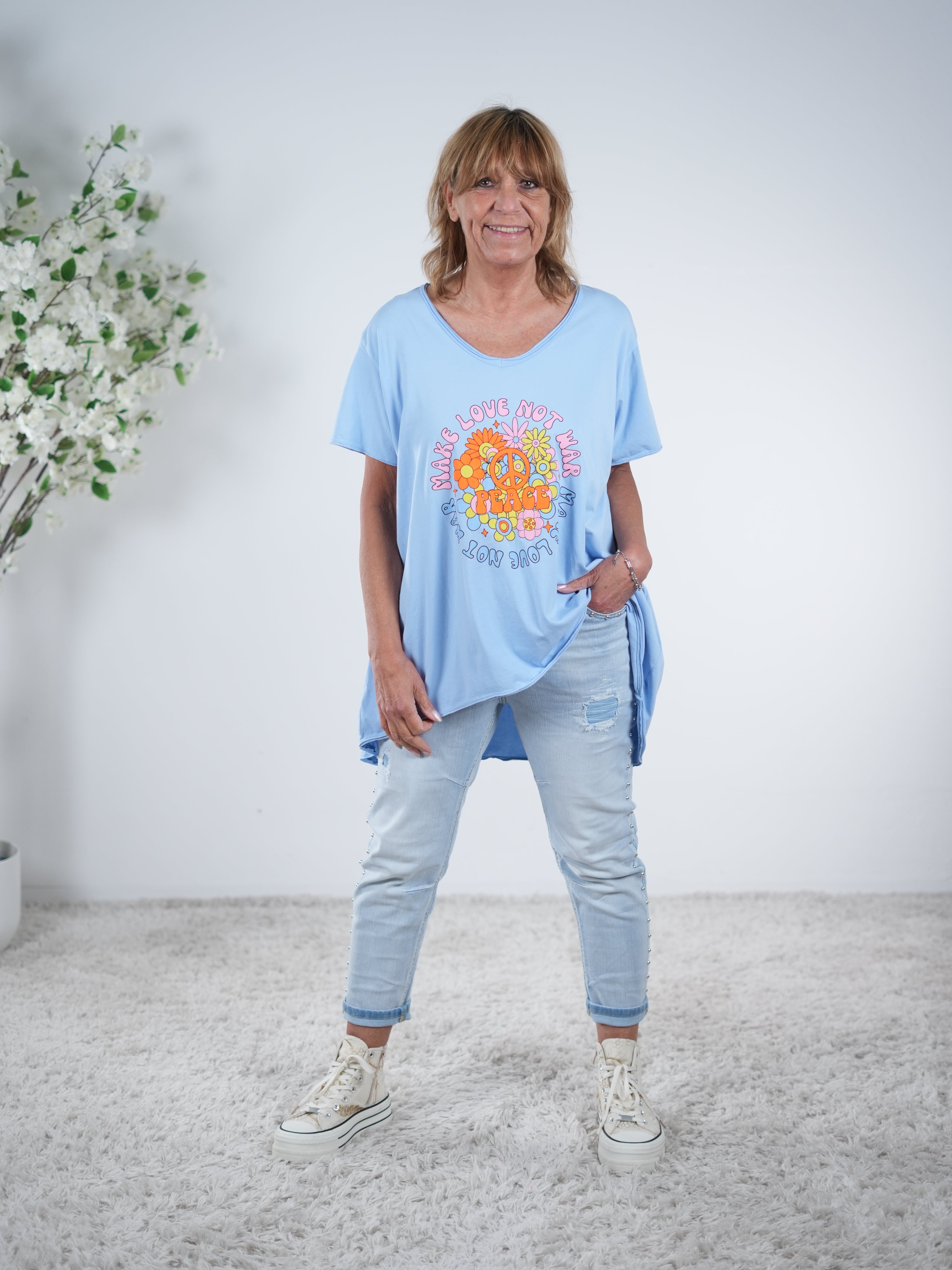 Shirt mit buntem Peace Schriftzug