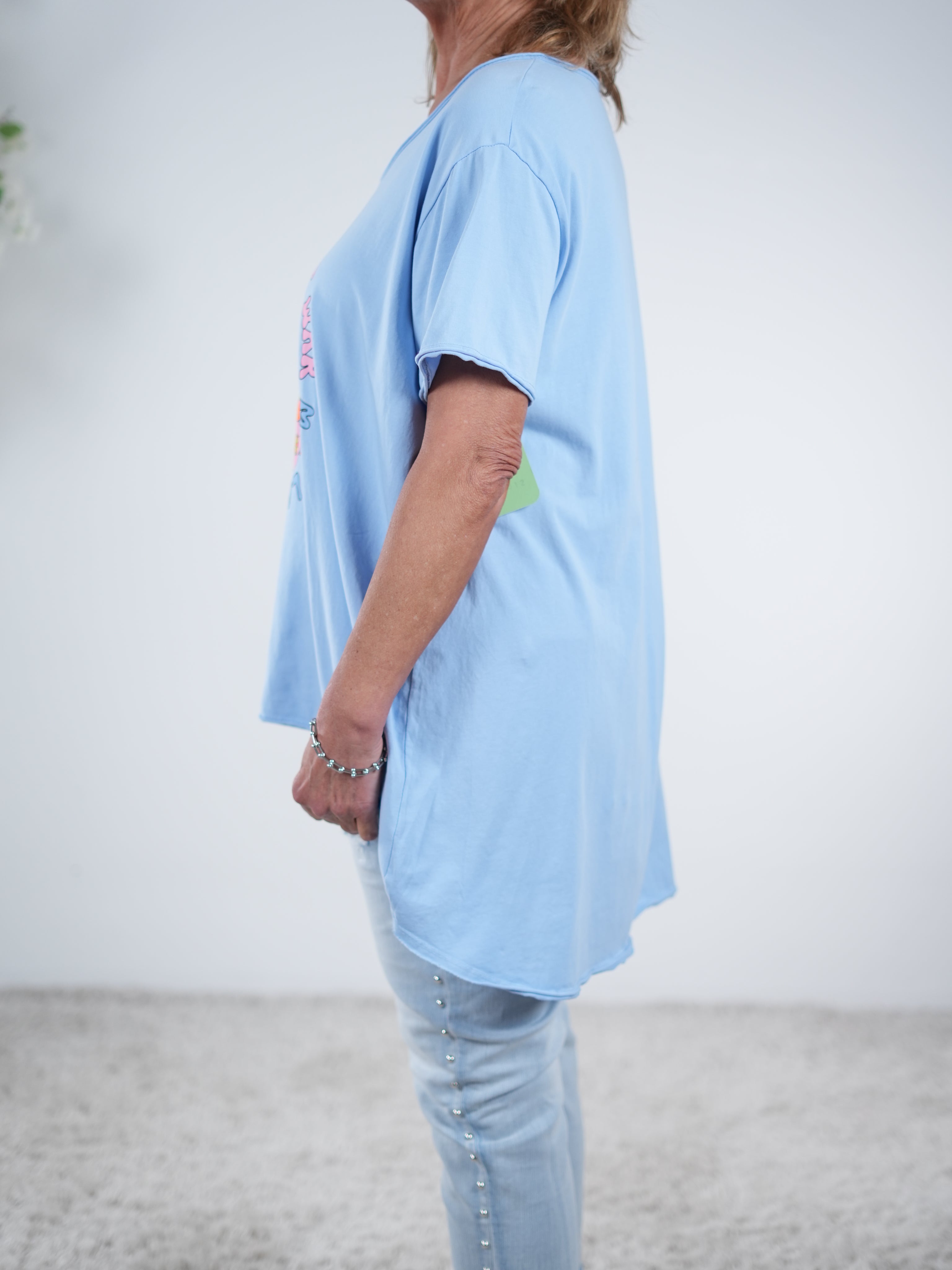 Shirt mit buntem Peace Schriftzug