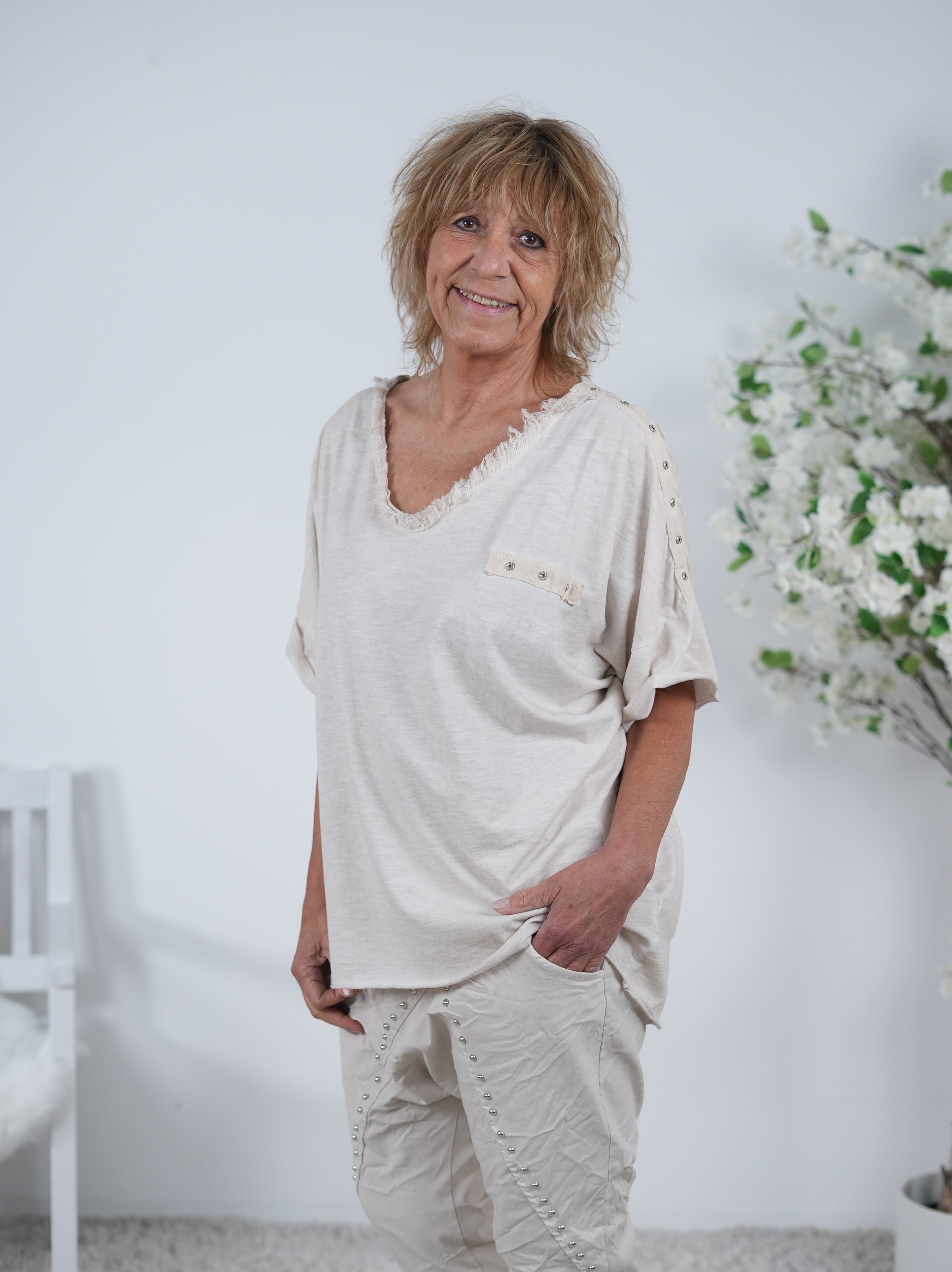 Shirt mit Nieten und ausgefranstem V-Ausschnitt