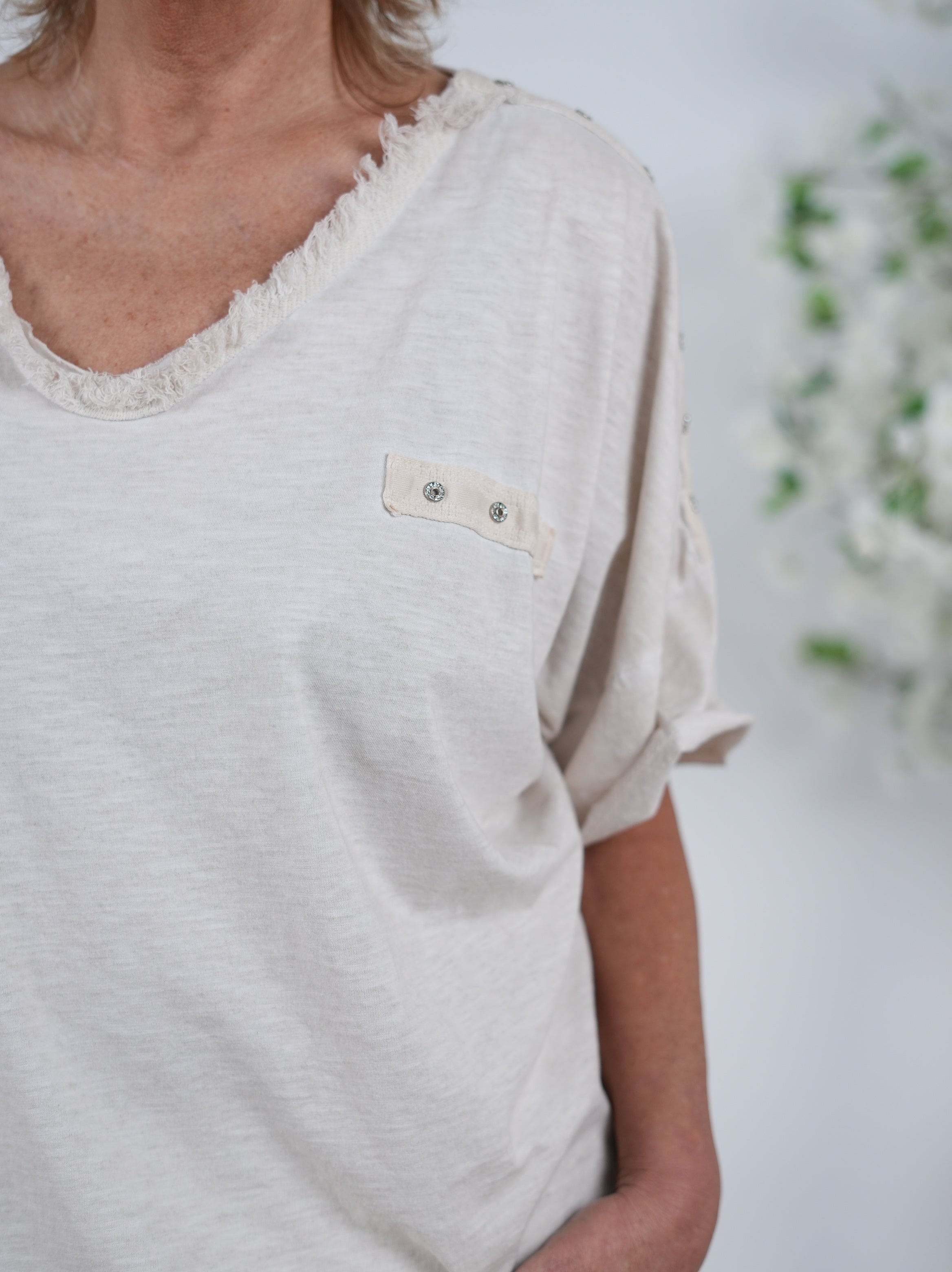 Shirt mit Nieten und ausgefranstem V-Ausschnitt