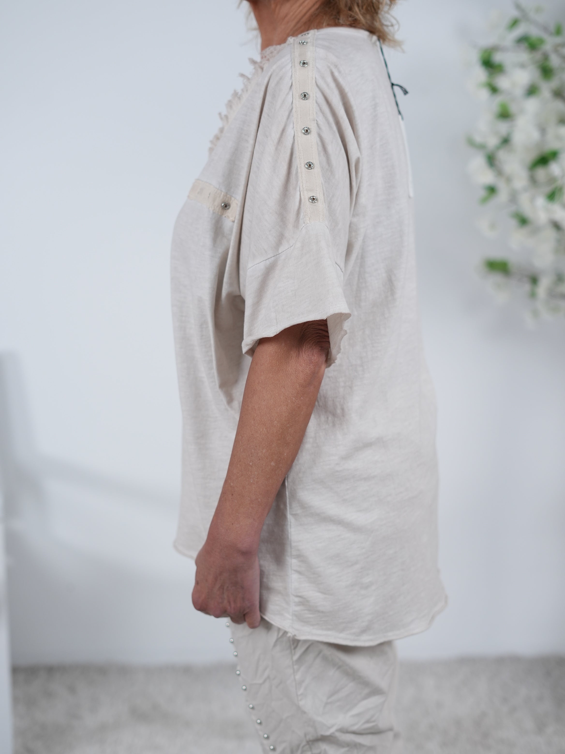 Shirt mit Nieten und ausgefranstem V-Ausschnitt