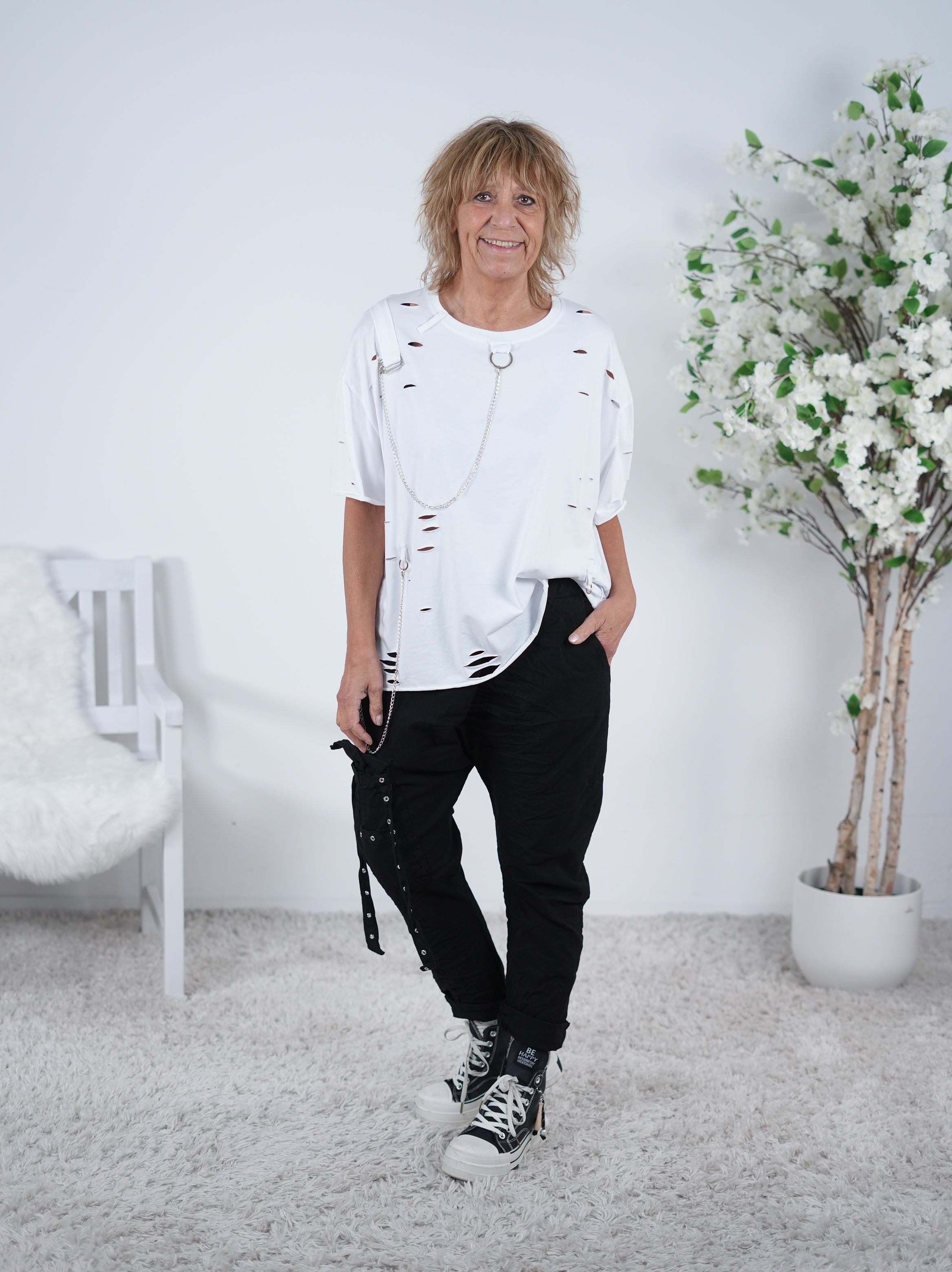 Shirt mit Rundhalsausschnitt und Ketten verziert