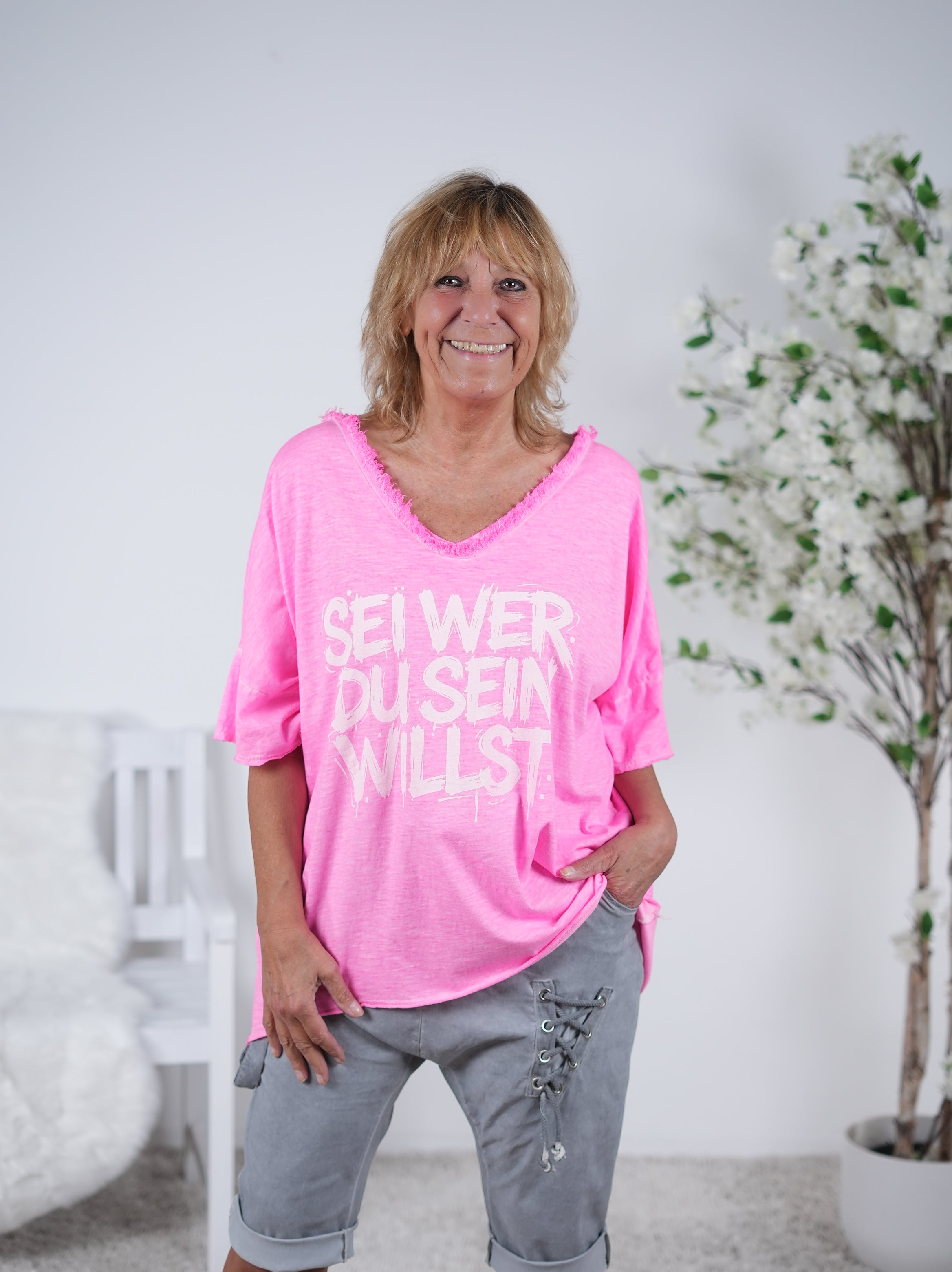 Shirt mit überschnittenem Arm, Statement Schriftzug und V-Ausschnitt Neon Pink