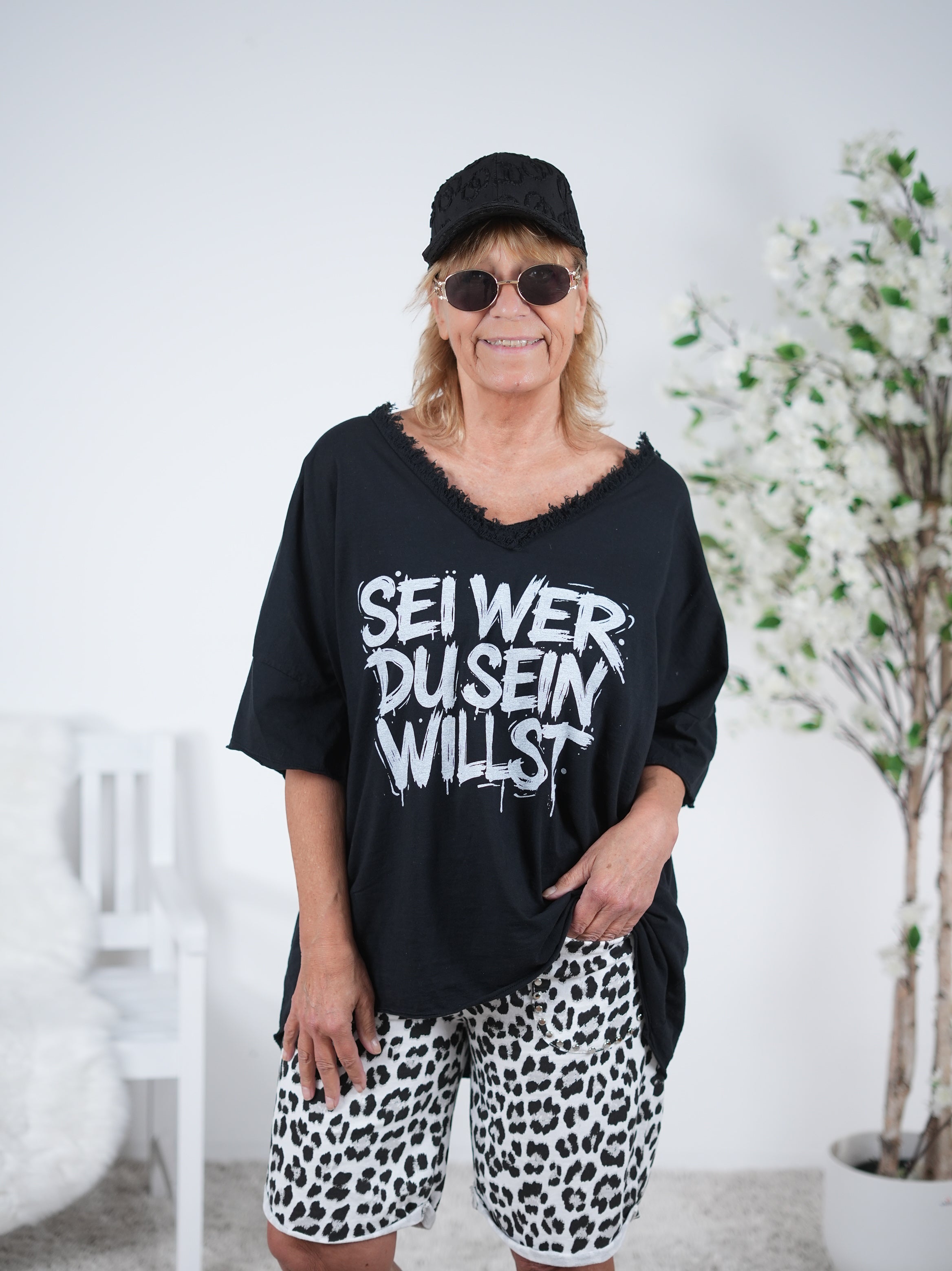Shirt mit überschnittenem Arm, Statement Schriftzug und V-Ausschnitt Schwarz