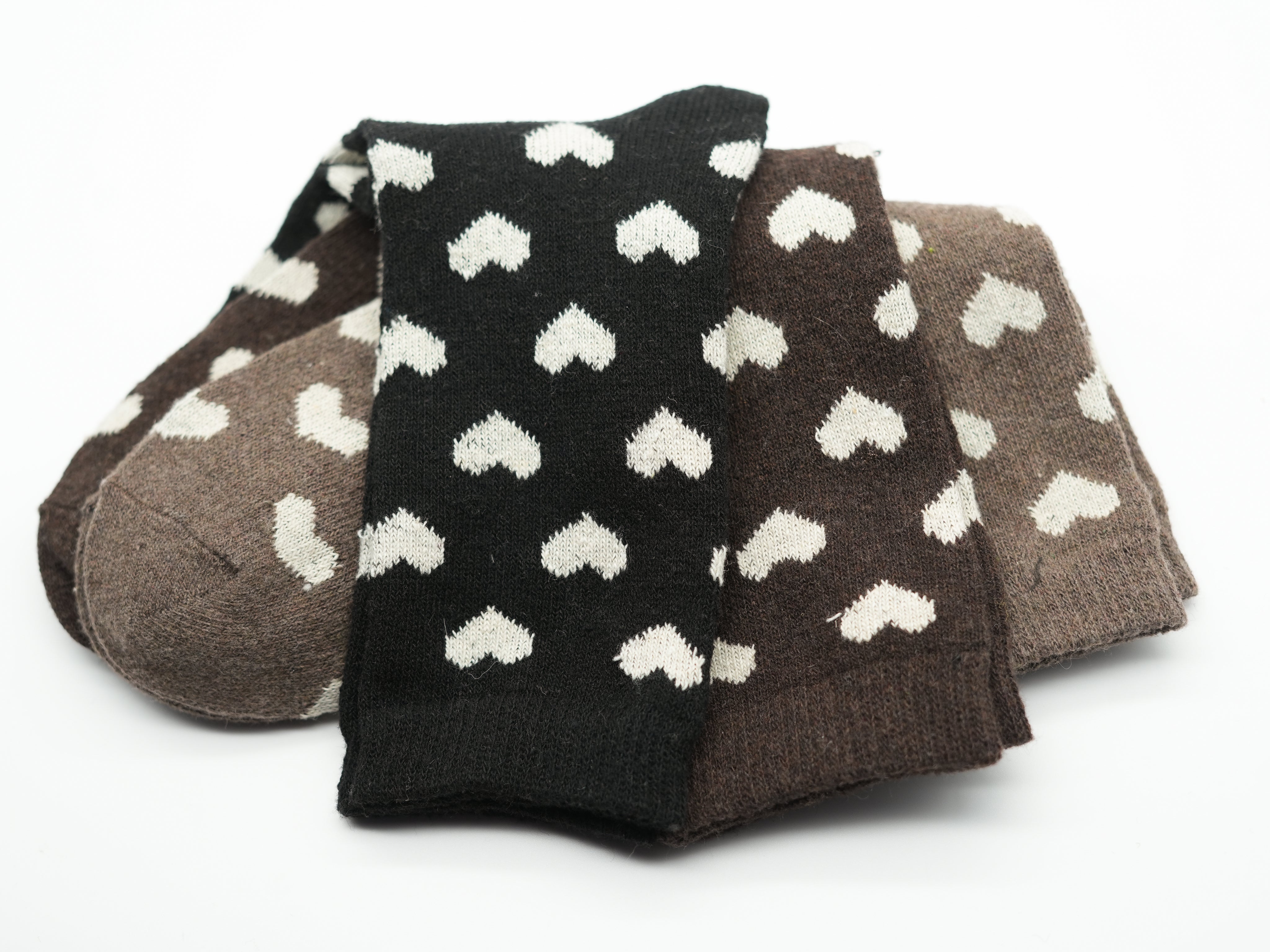 Süße Socken in Einheitsgröße für Damen. Zusehen sind die Socken in Taupe, Schwarz und Schoko. Der Fokus liegt auf dem elastischem Bündchen und den Herzchen.