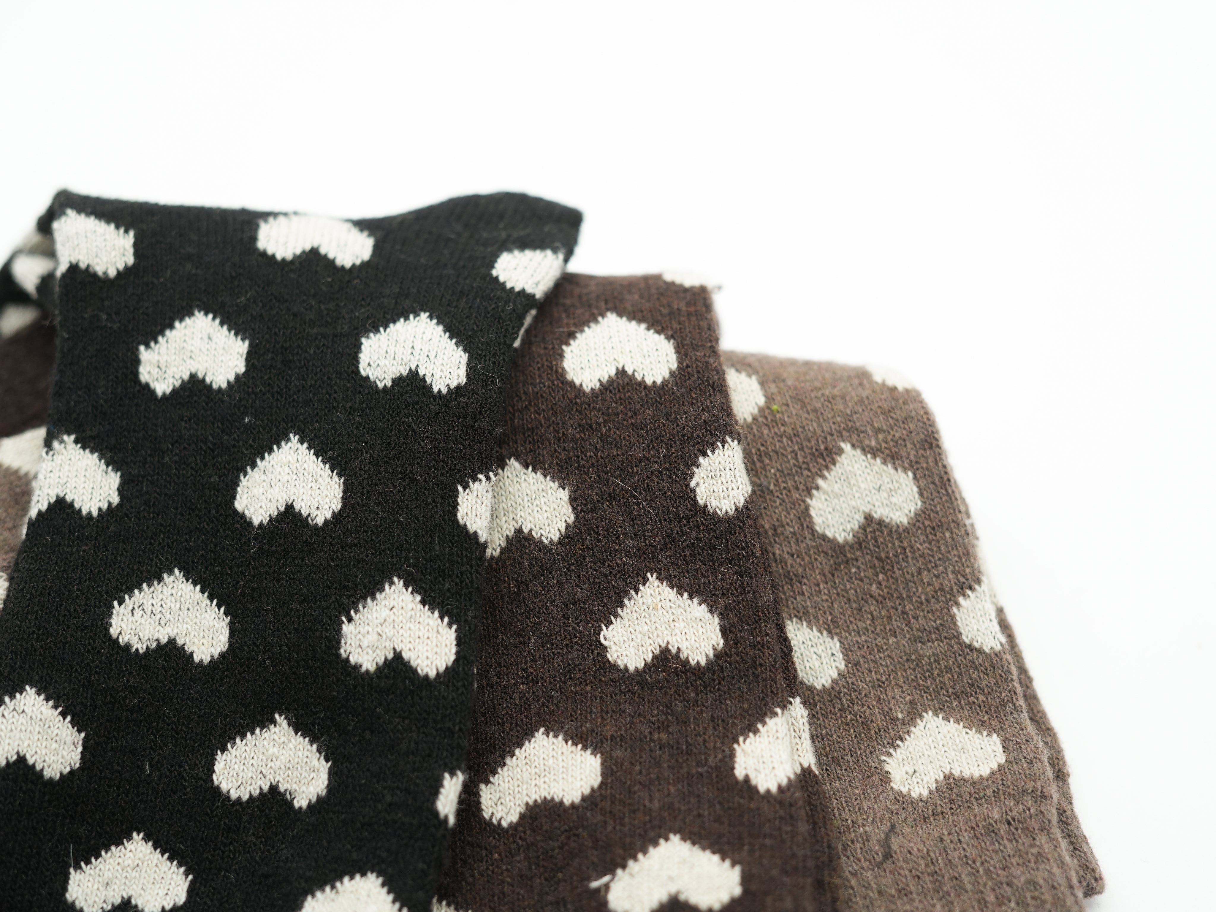 Süße Socken in Einheitsgröße für Damen. Nahaufnahme des Materials. Alle Varianten sind zu sehen. Taupe, schwarz und schoko.