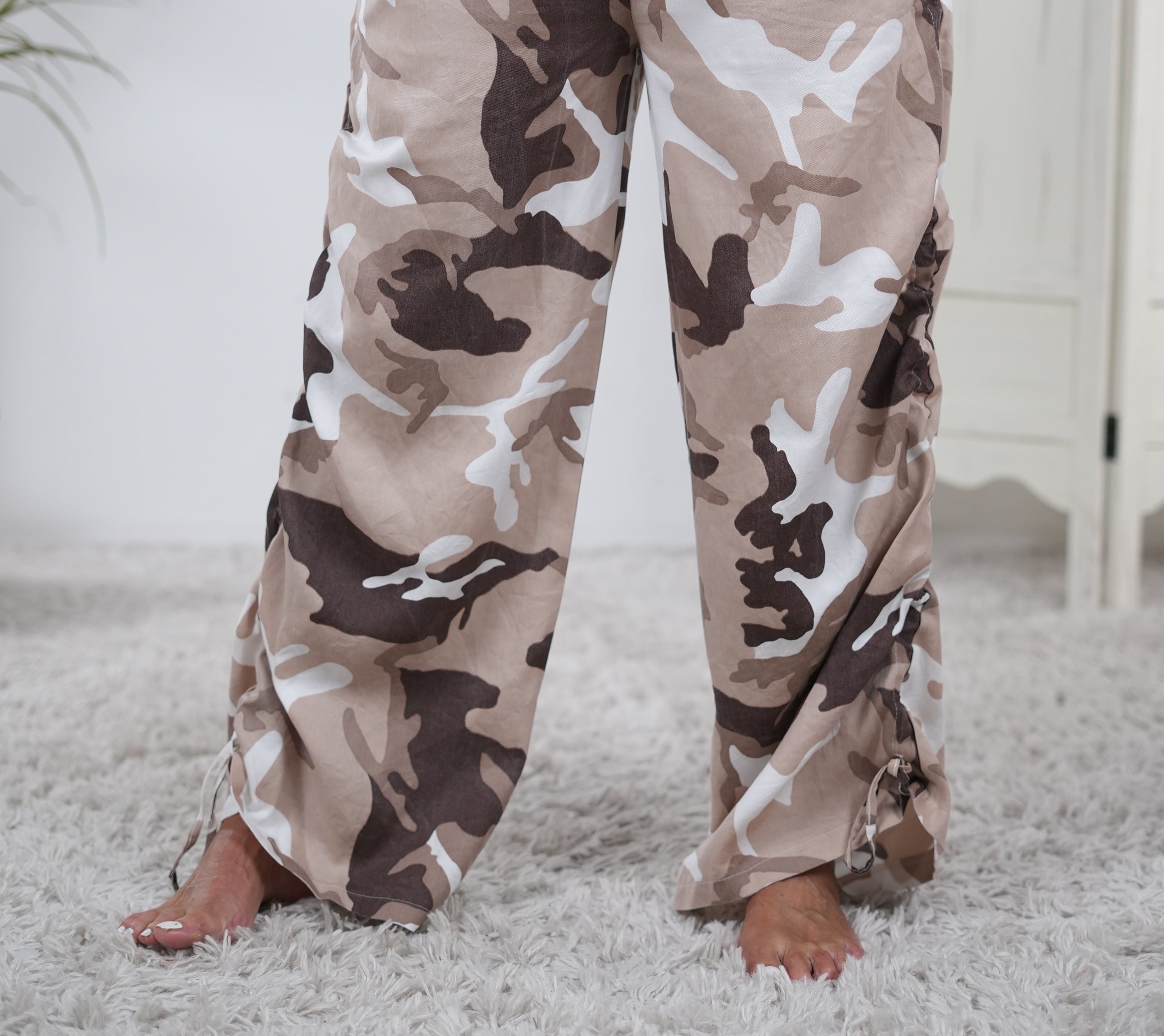 Sportliche Camouflage Pants mit seitlicher Raffung Beige Camel