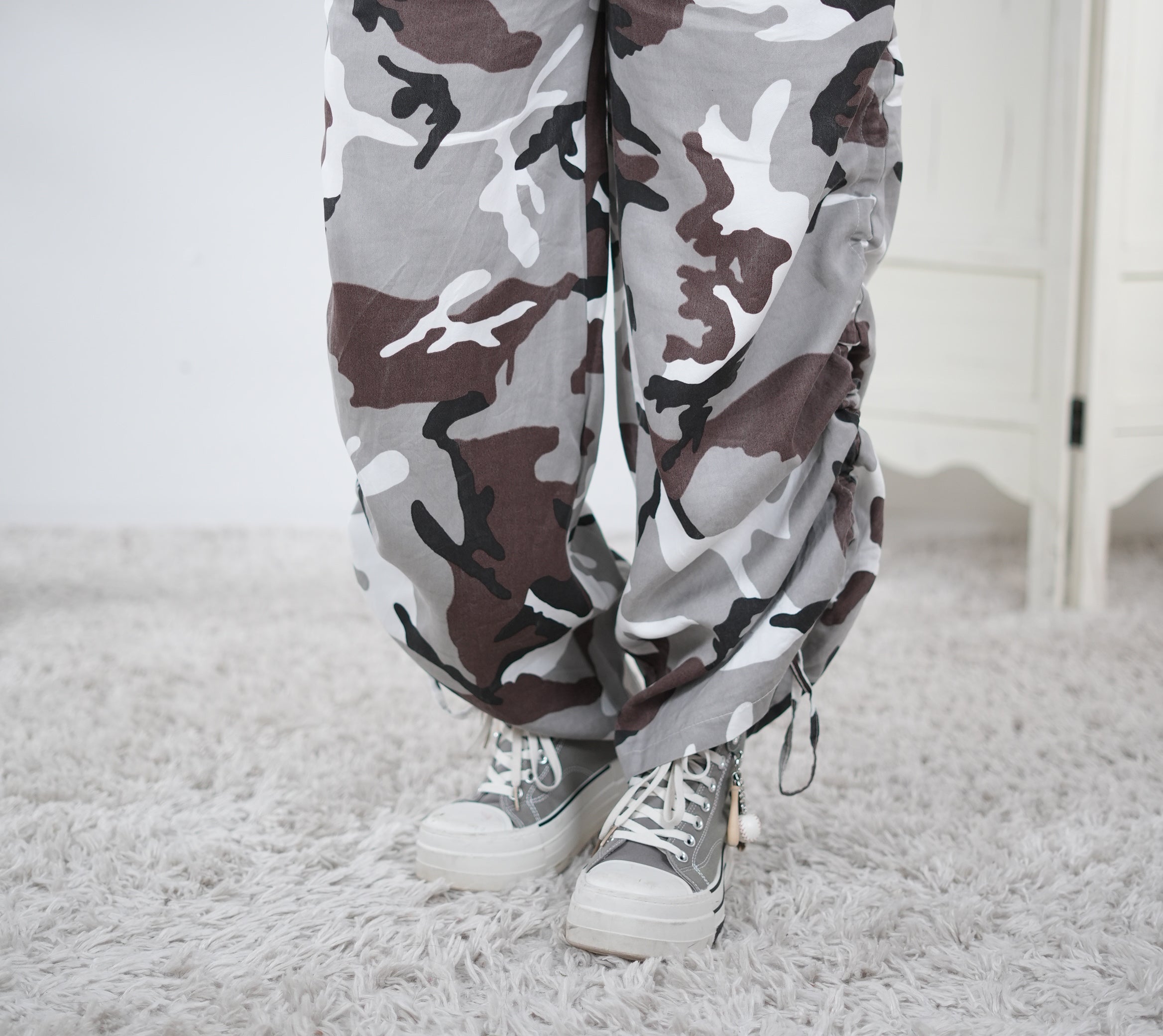 Sportliche Camouflage Pants mit seitlicher Raffung