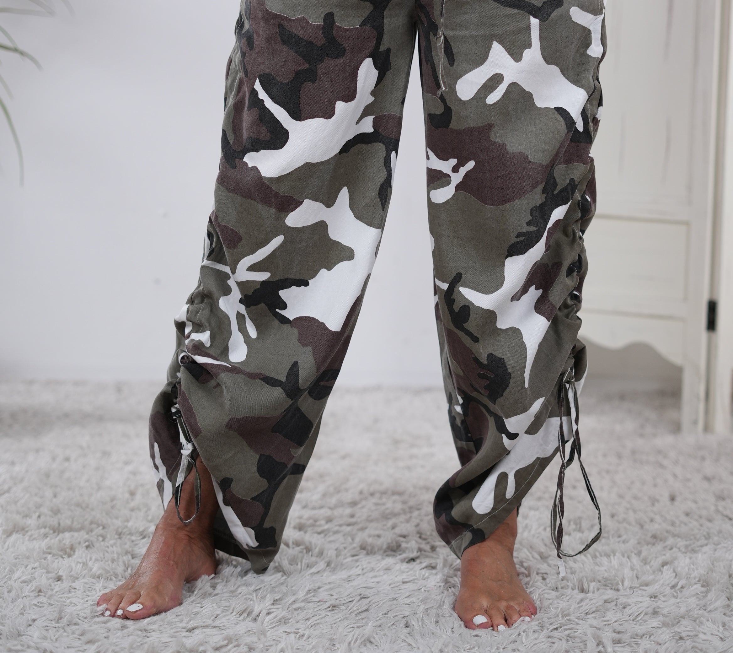 Sportliche Camouflage Pants mit seitlicher Raffung Olive