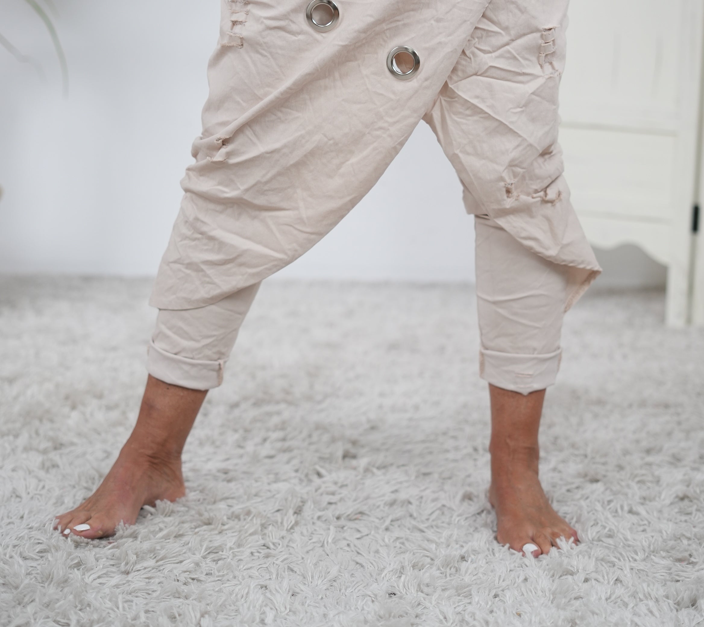 Sportliche Jogpant im ausgefallenen Schnitt mit destroyed Elementen Beige
