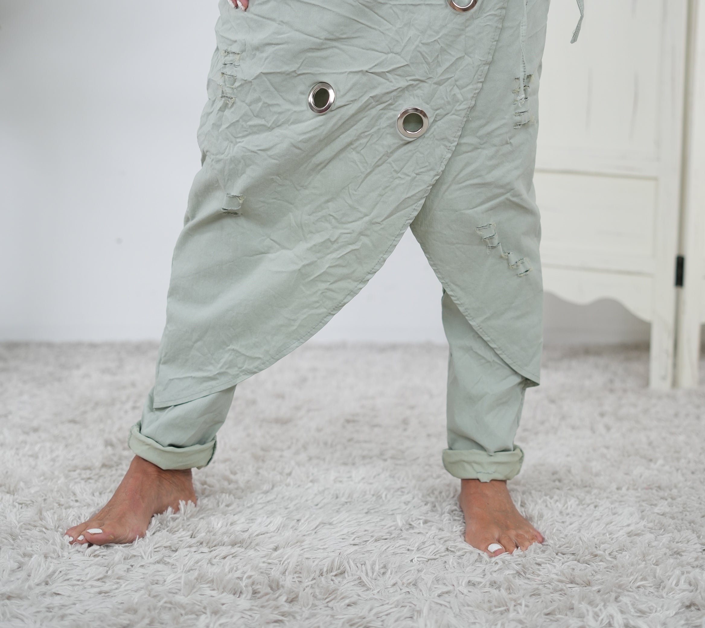 Sportliche Jogpant im ausgefallenen Schnitt mit destroyed Elementen Olive
