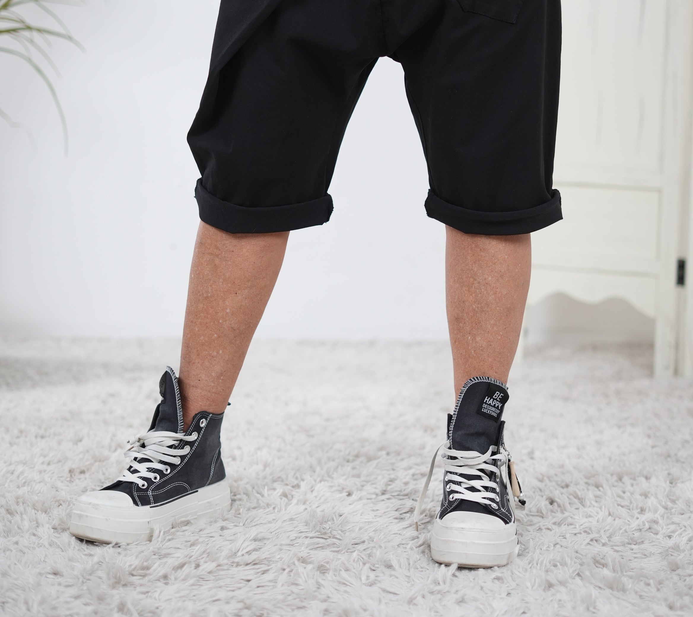 sportliche, kurze Baggy mit Gummizug Schwarz