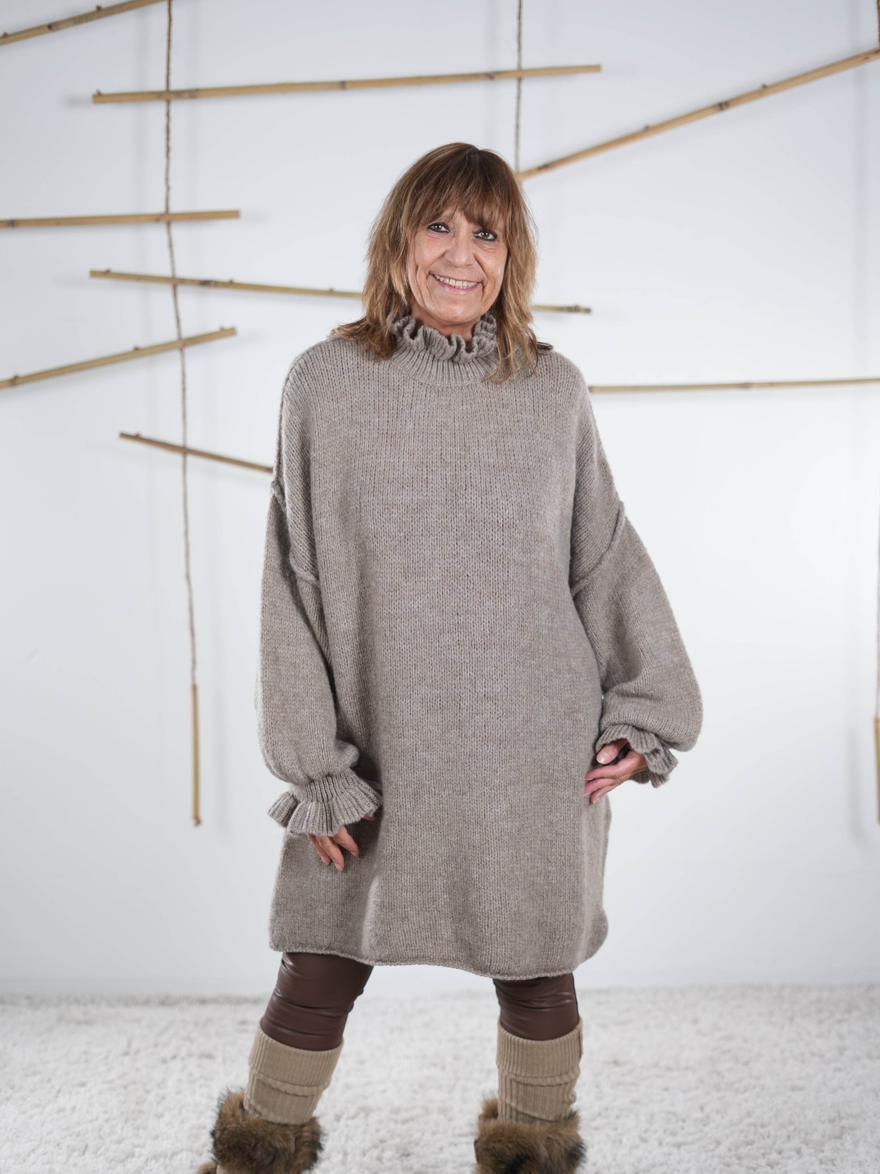 Strickkleid mit Rüsche One Size (ca Größe 40 "oversize"-46) Taupe