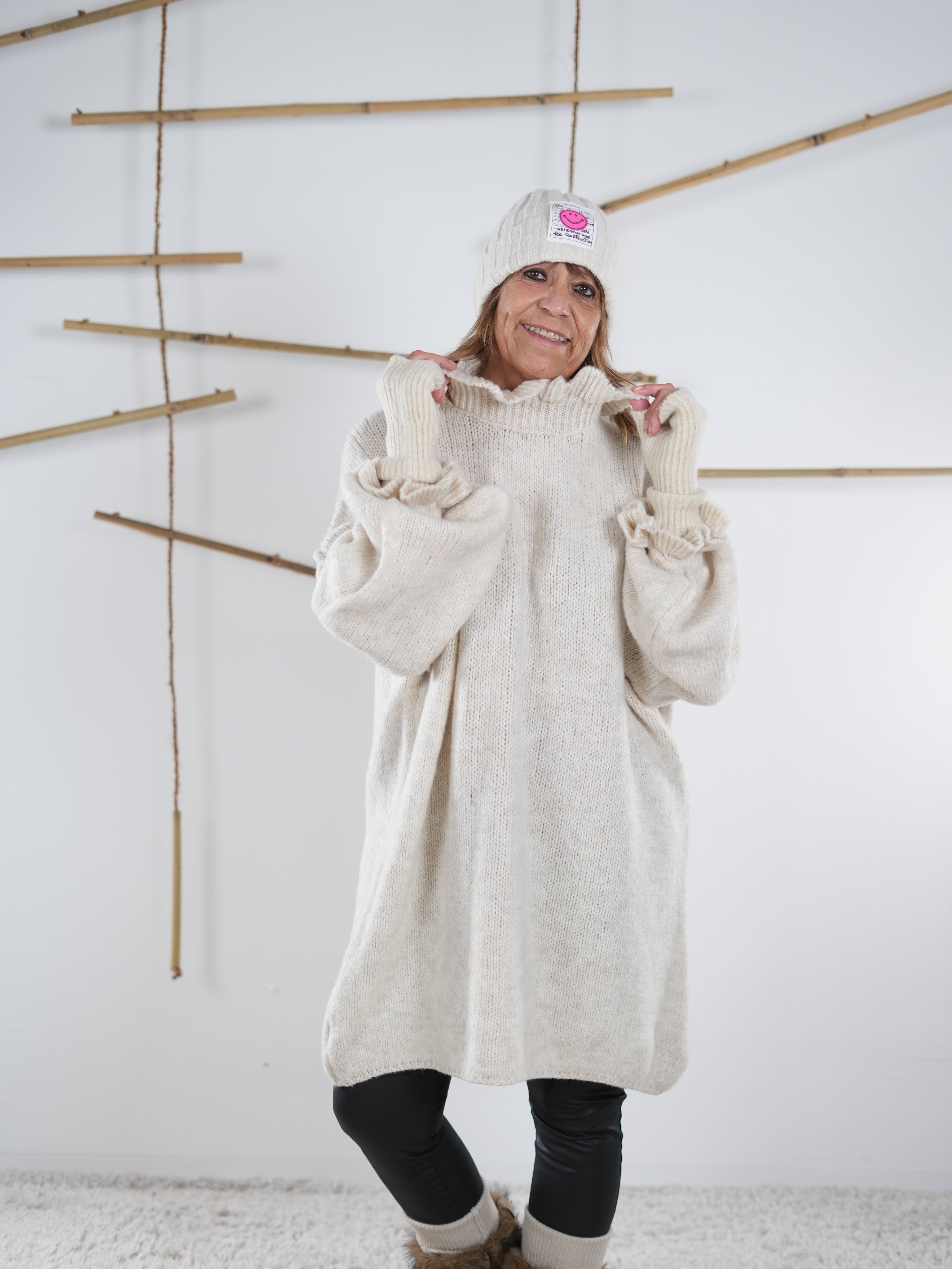 Strickkleid mit Rüsche One Size (ca Größe 40 "oversize"-46) Wollweiß