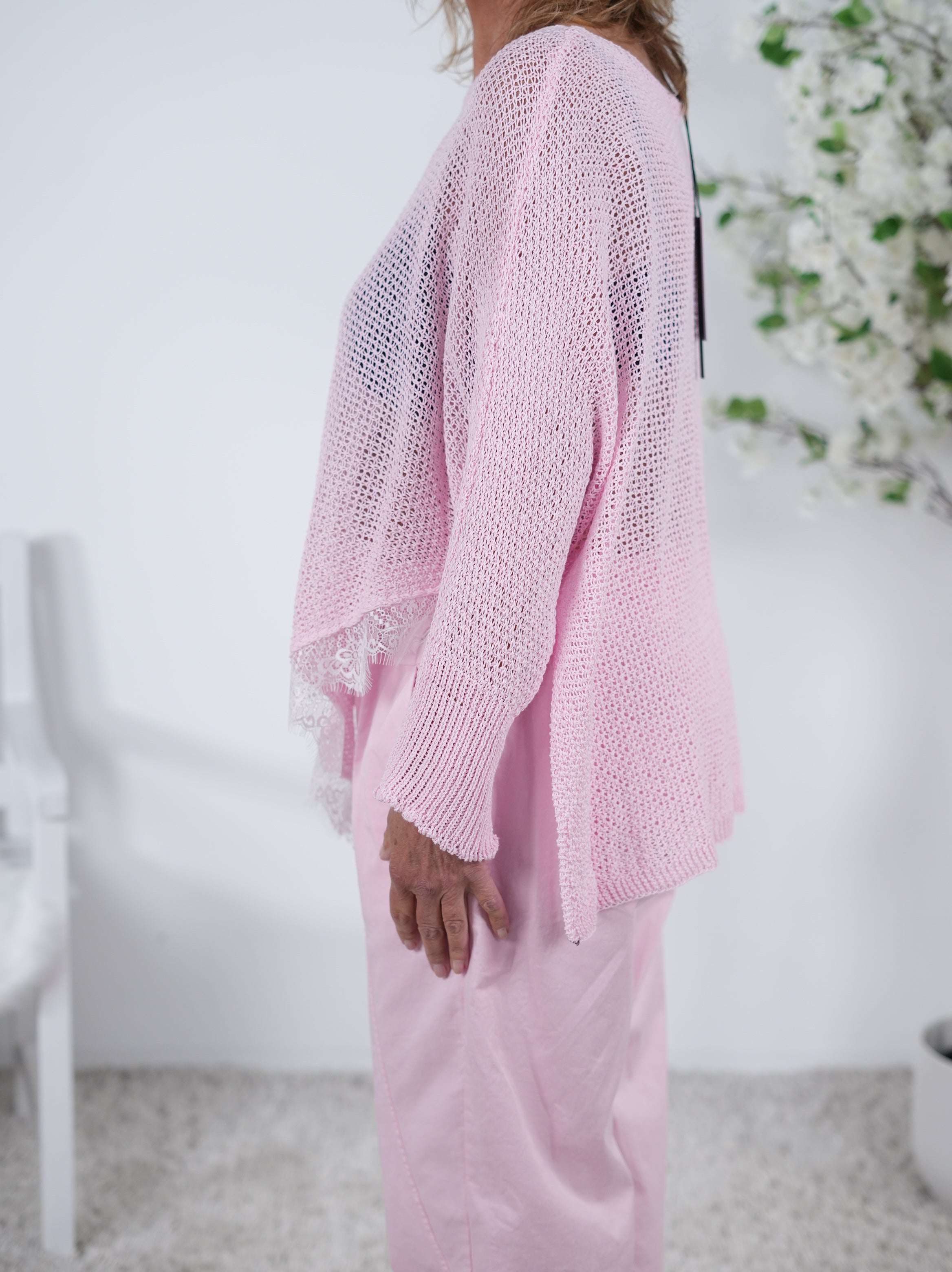 Strickpulli mit Spitze am vorderen Abschluss