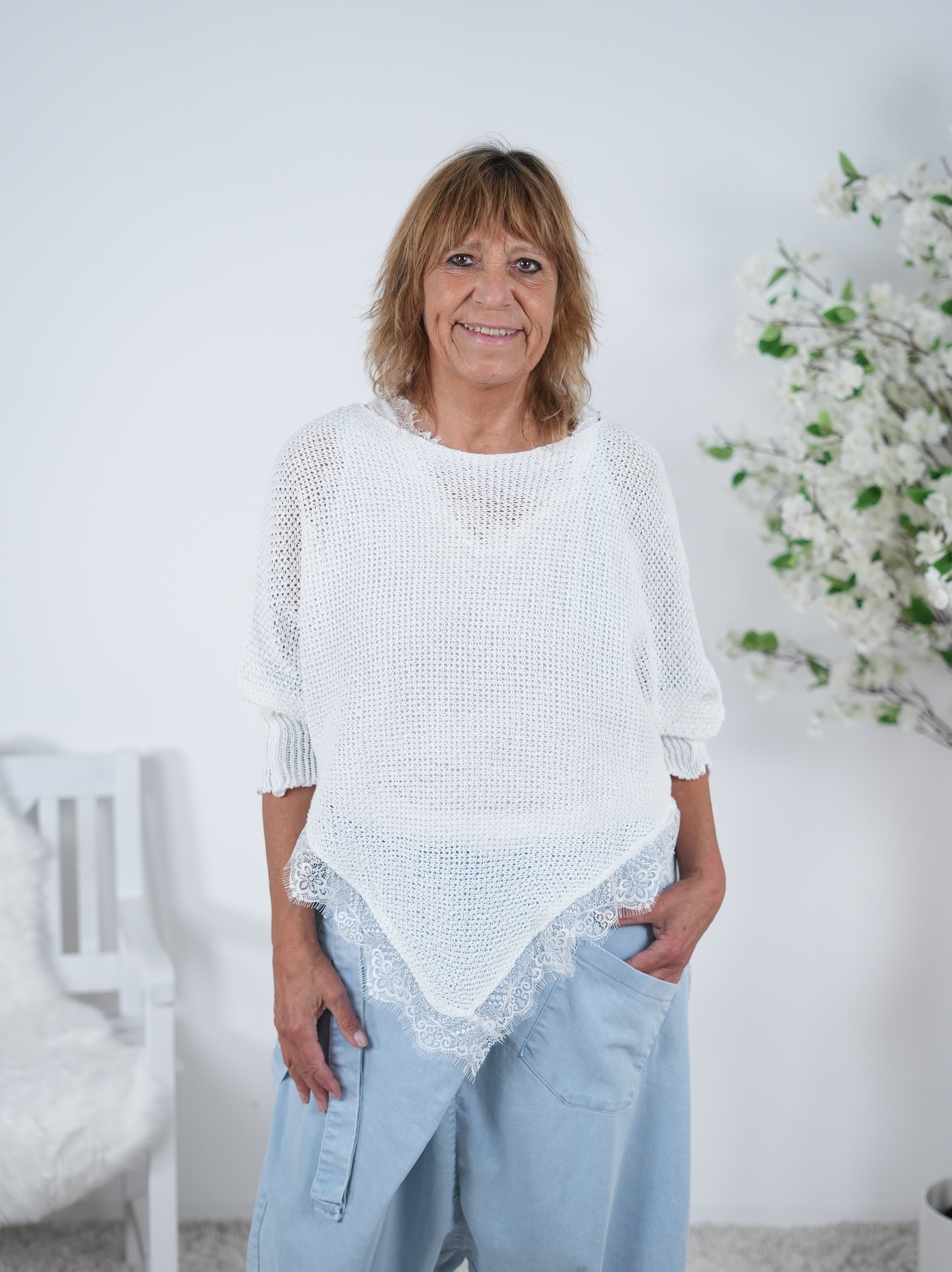 Strickpulli mit Spitze am vorderen Abschluss One Size (ca Gr. 38-42) Weiß