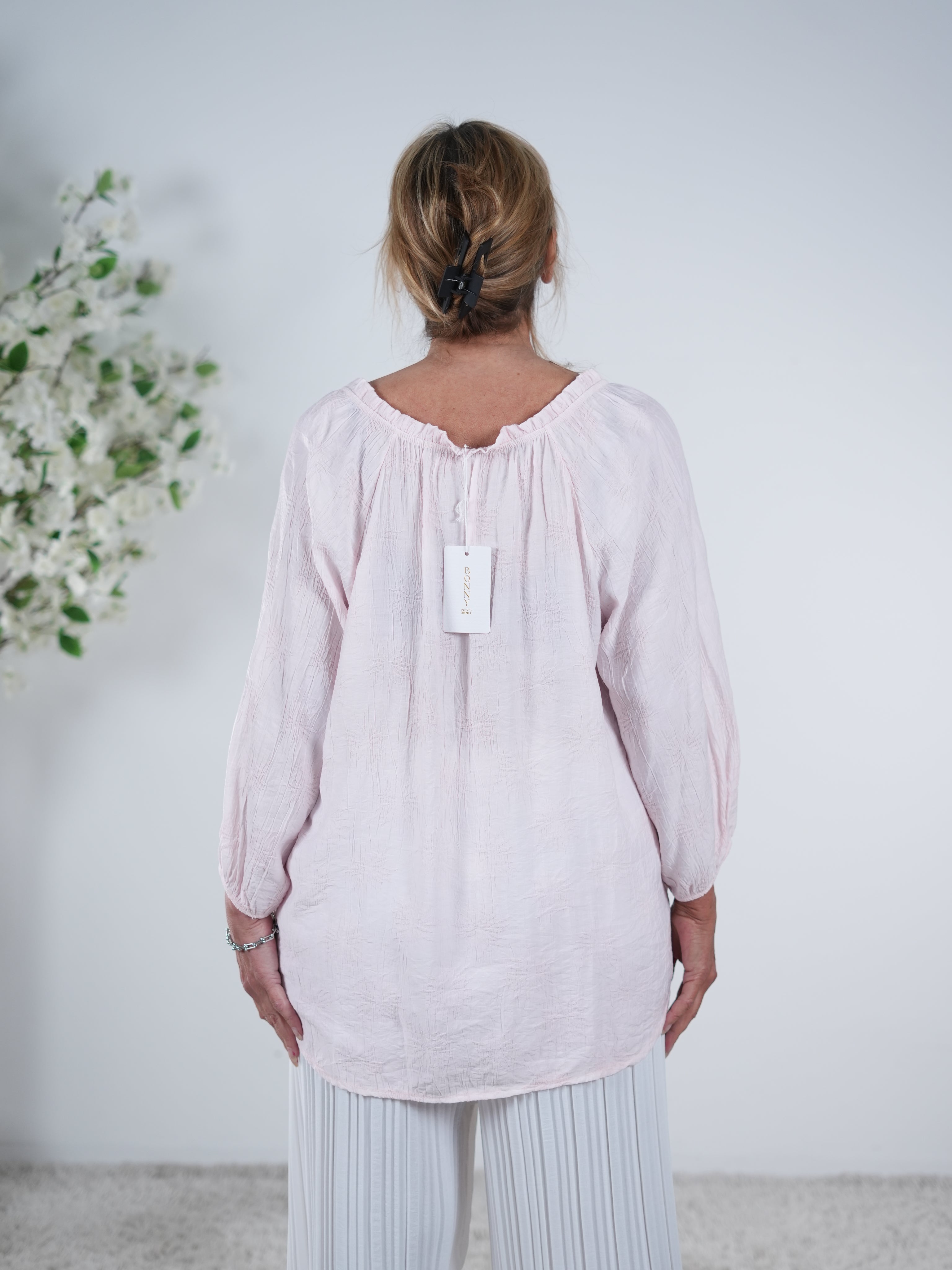 Süße Bluse mit gestickten Details