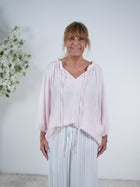 Süße Bluse mit gestickten Details