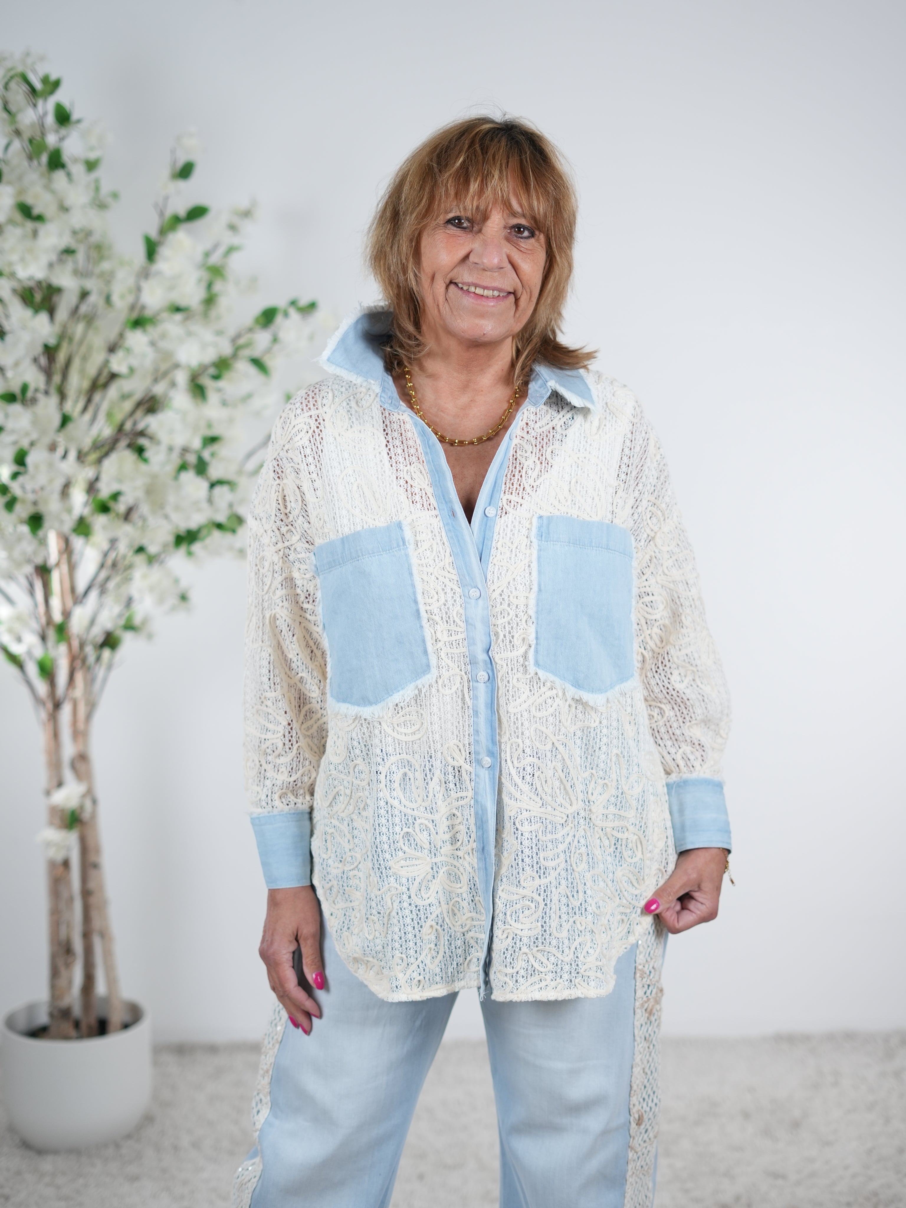 Süßes Hemd mit Häkeleinsätzen und Jeans Elementen