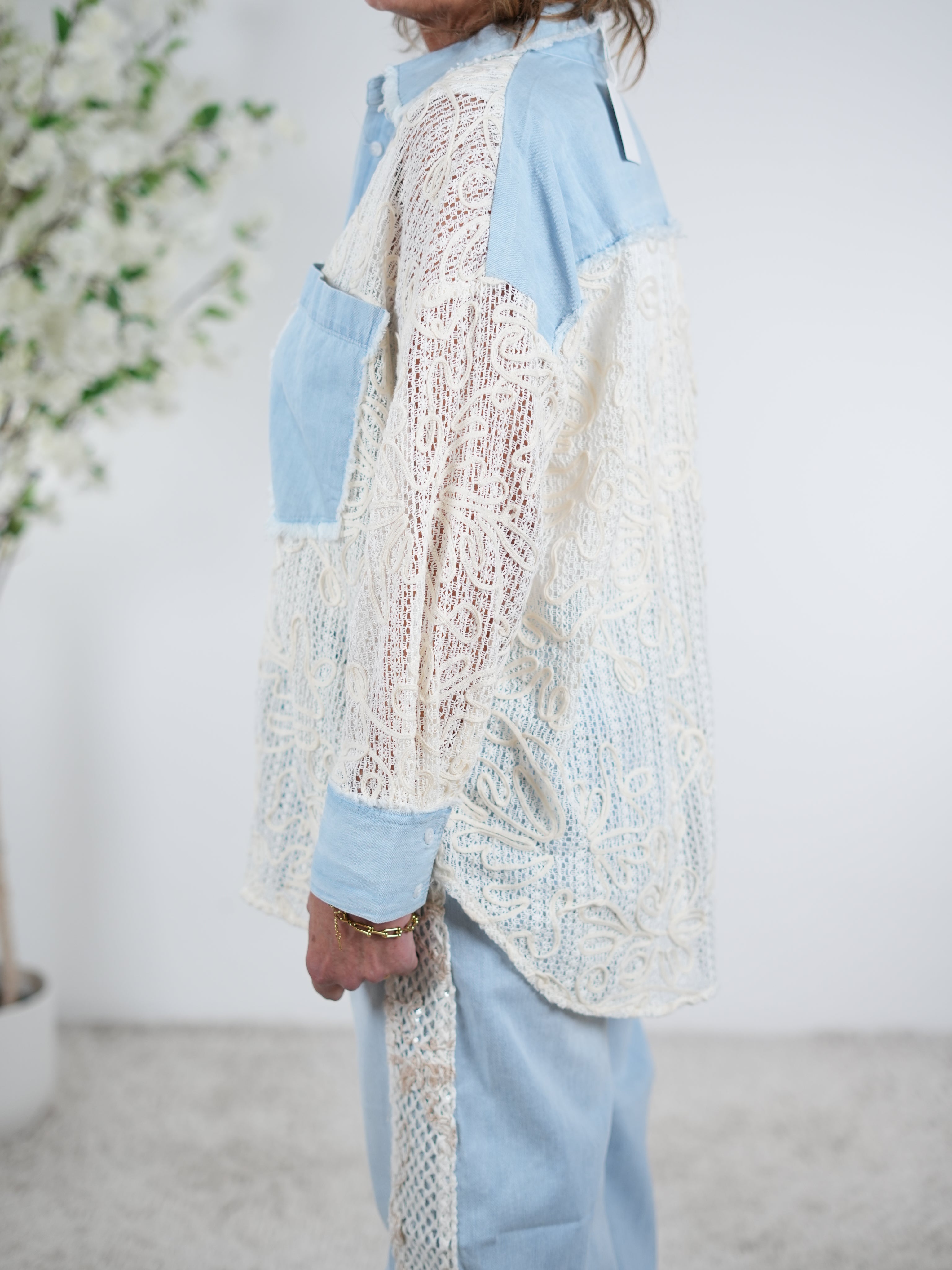 Süßes Hemd mit Häkeleinsätzen und Jeans Elementen