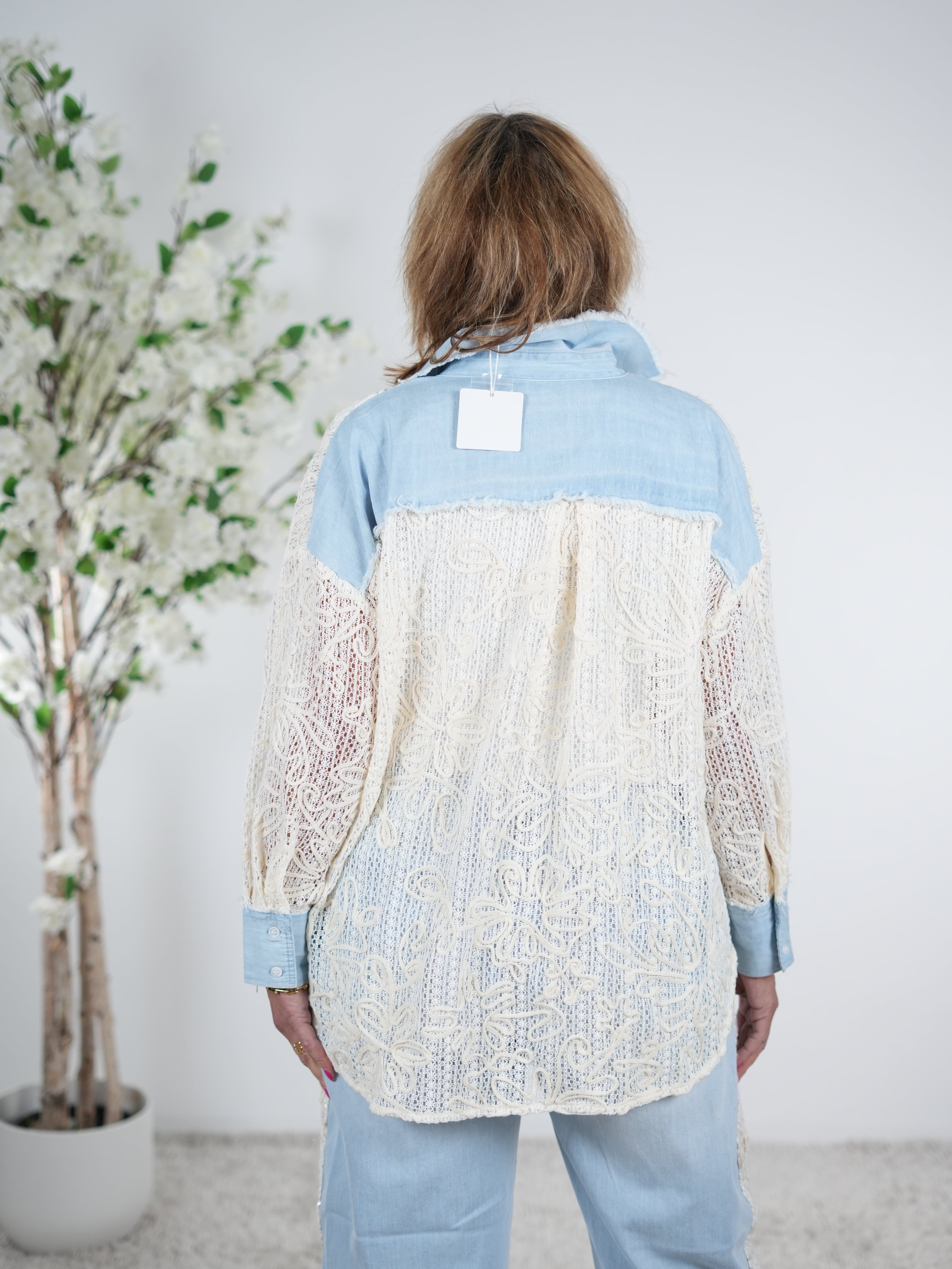 Süßes Hemd mit Häkeleinsätzen und Jeans Elementen
