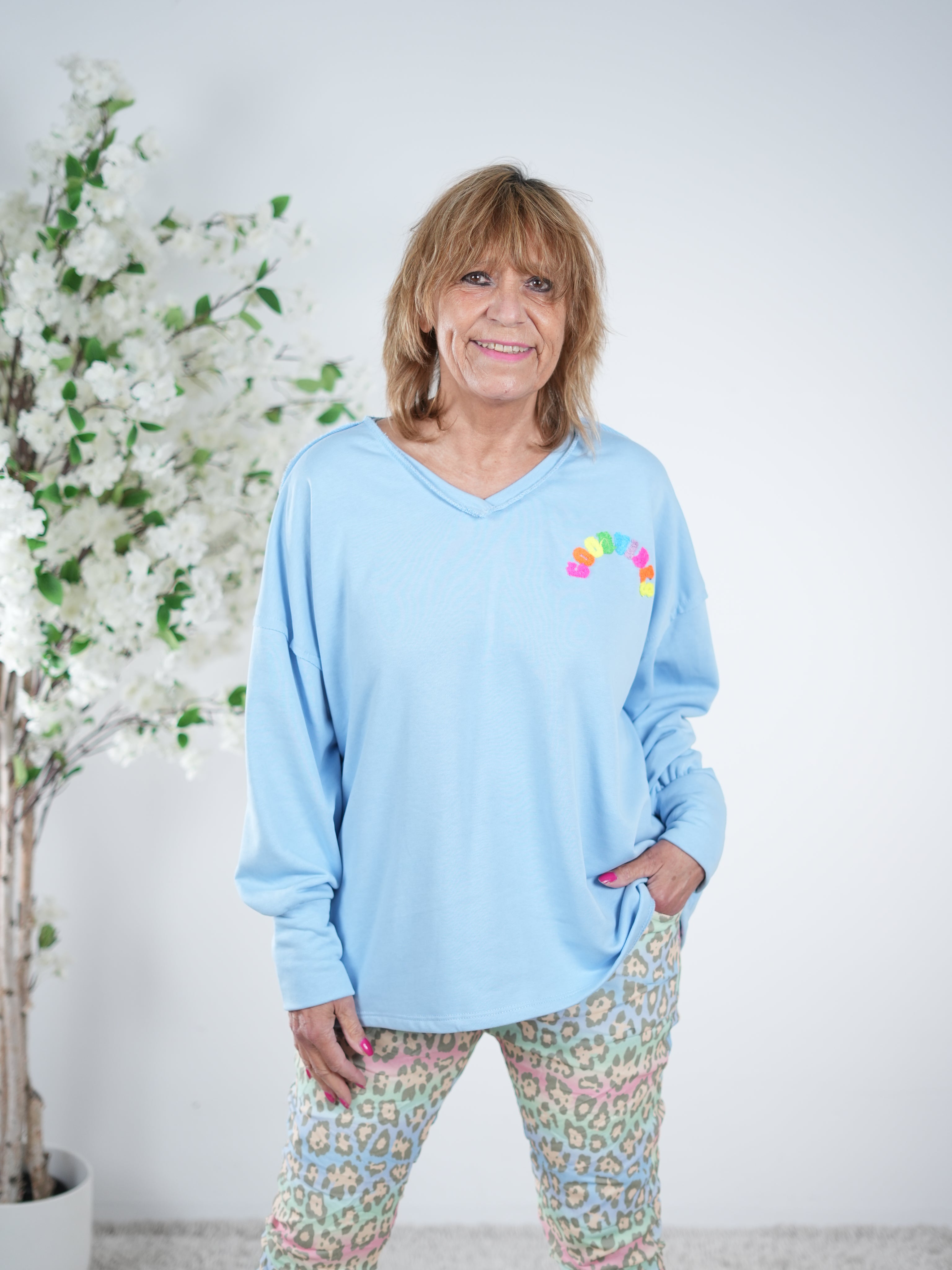 Sweaty mit V-Ausschnitt und "good vibes" Bestickung One Size (ca Gr. 38-44) Blau