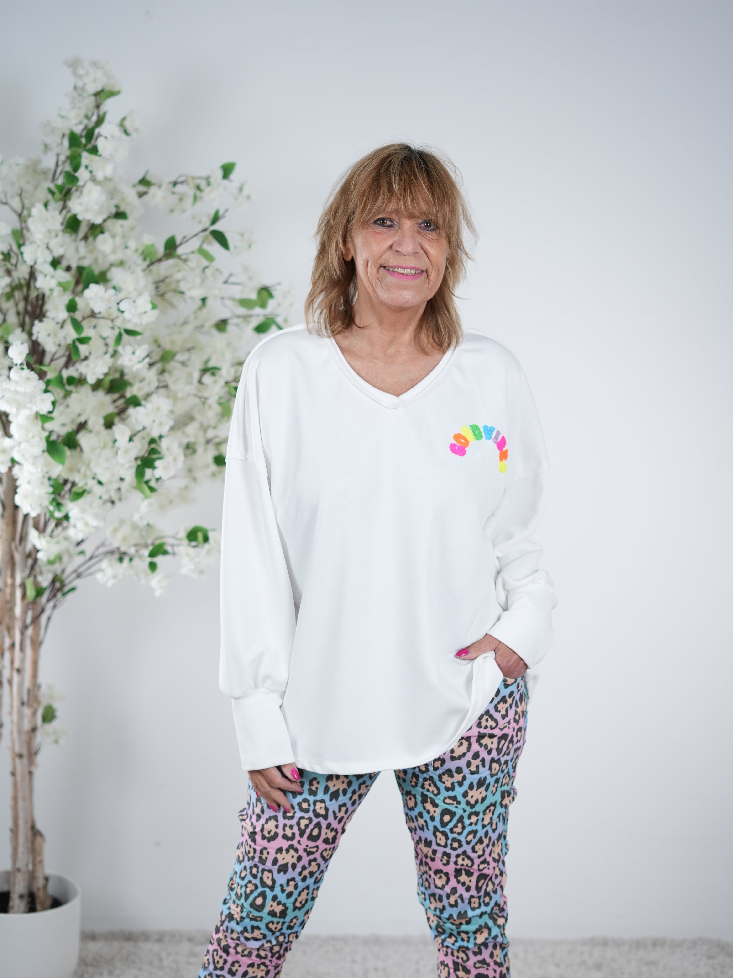 Sweaty mit V-Ausschnitt und "good vibes" Bestickung One Size (ca Gr. 38-44) Weiß