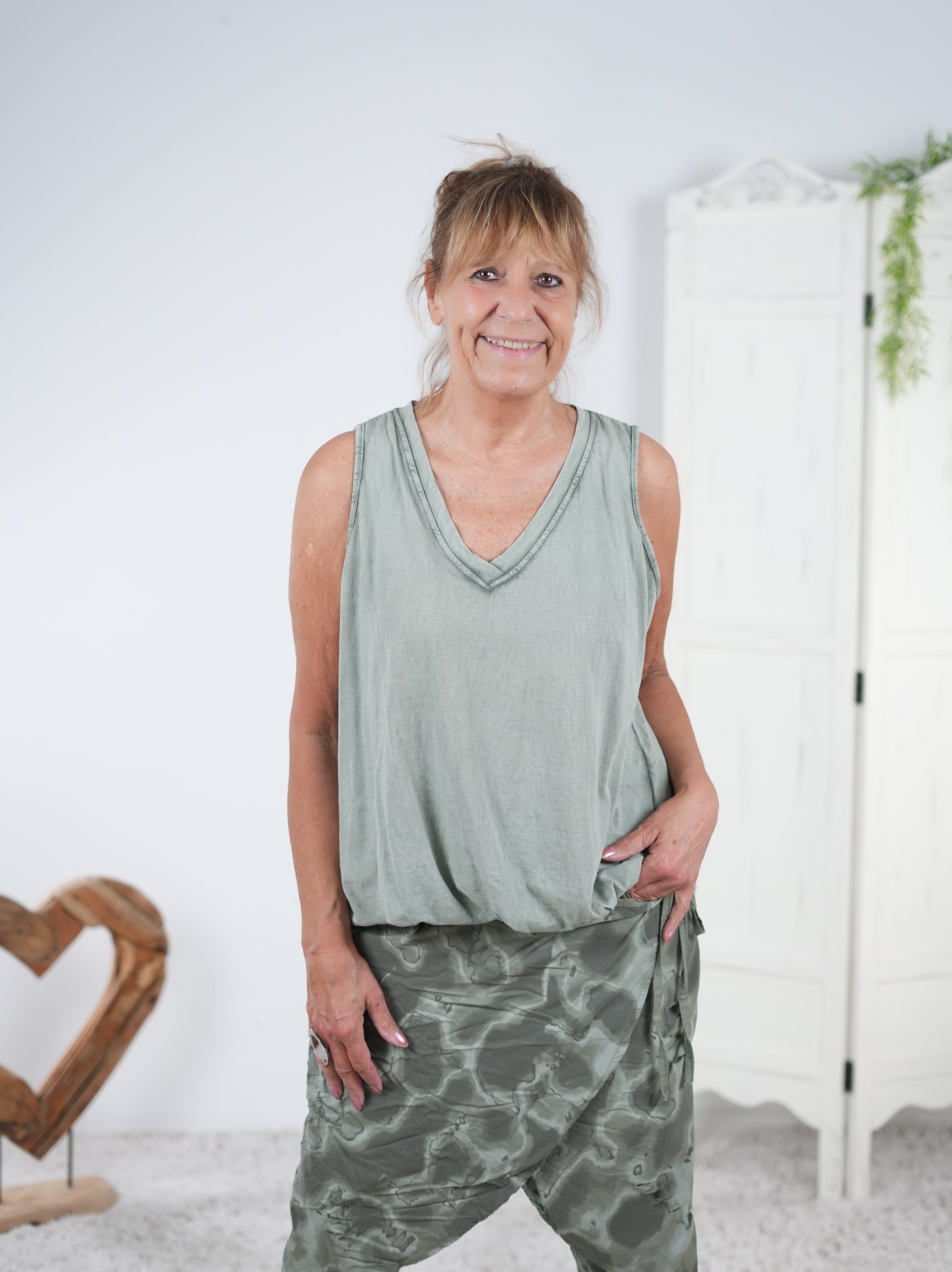 unifarbenes Top mit Ballon Abschluss Olive