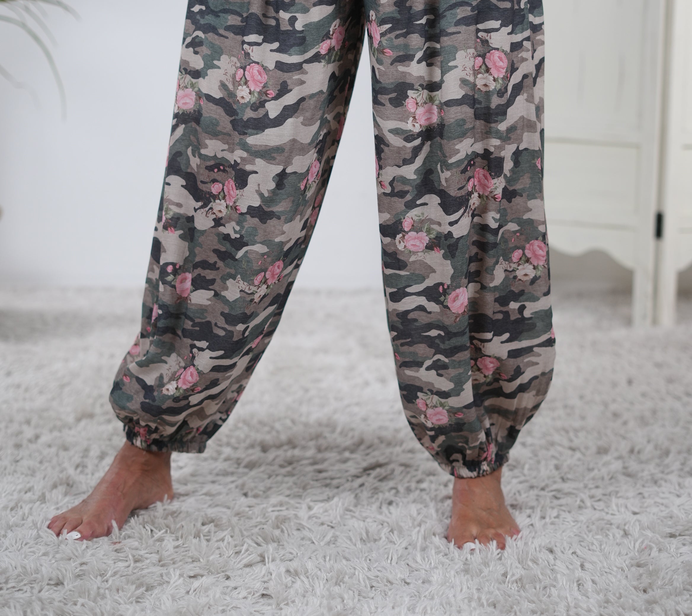 Verspielte Pumphose in Camouflage mit Blümchen verziert