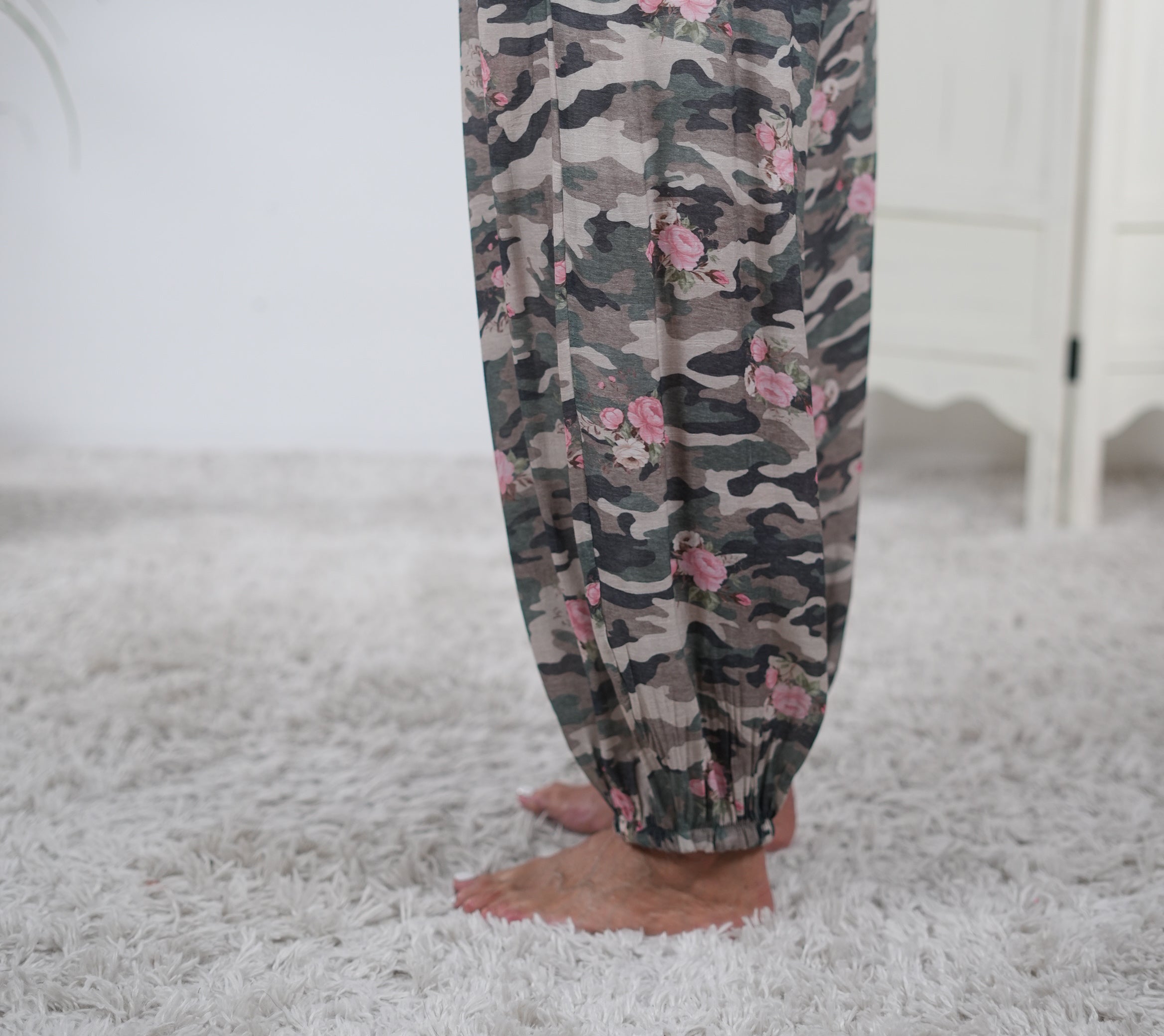 Verspielte Pumphose in Camouflage mit Blümchen verziert