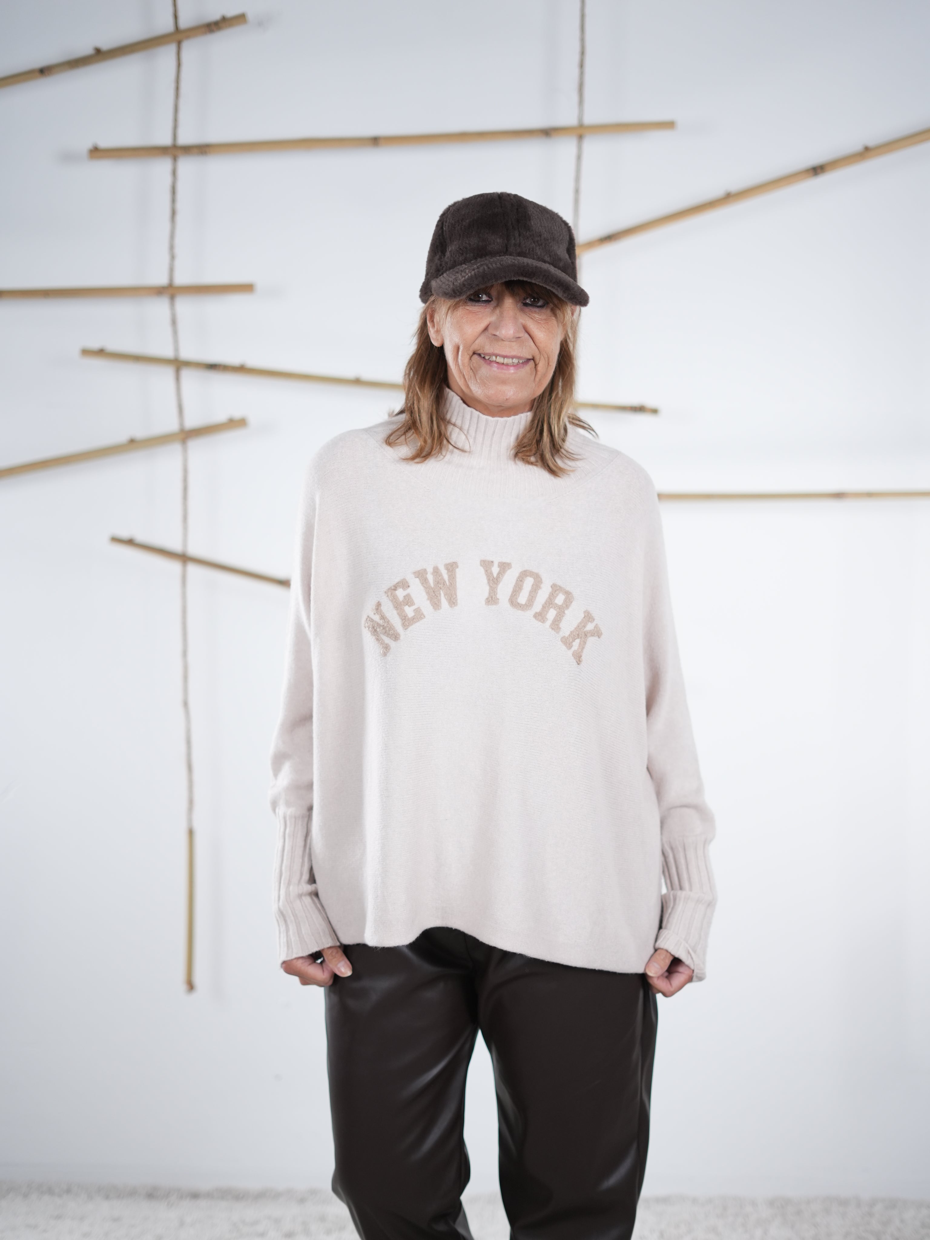 Damen-Pullover in Beige mit „New York“-Schriftzug, locker geschnitten, von vorn fotografiert.