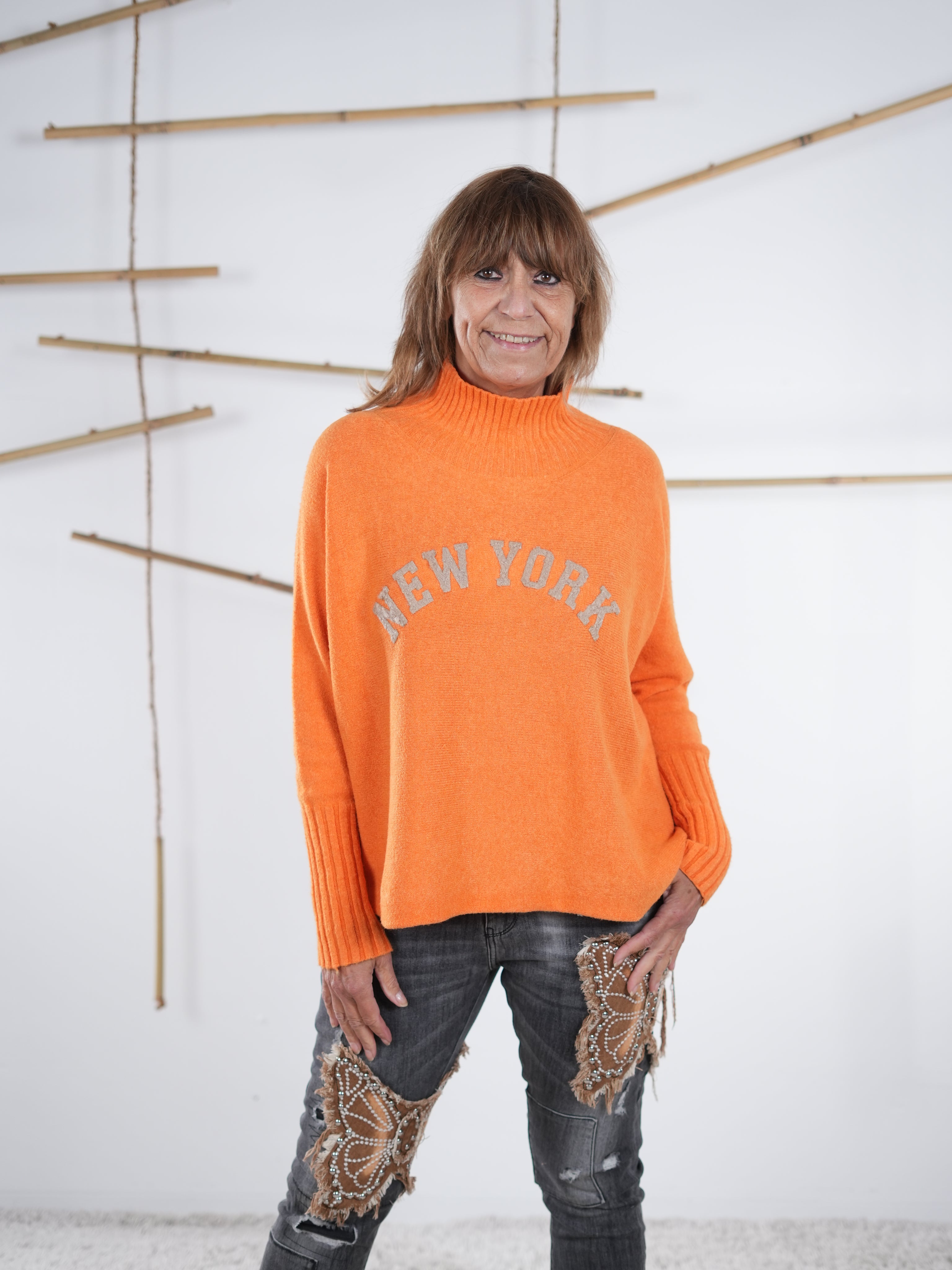 Leuchtend orangefarbener Damen-Pullover mit „New York“-Schriftzug, lässiger Oversize-Schnitt, Frontansicht